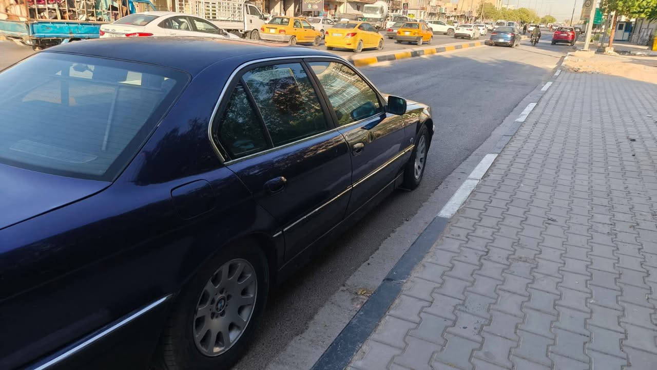 السلام عليكم بي ام 735 لون مميز ، موديل 1999 أصل،  مكفوله من الضربة، محرك و گير مكفول، صدر امامي و خلفي اصلي و مكفول ، گير توربنيك ، مري شفط، صندوق شفط فول مواصفات ، رقم جديد ، هزه جديده ، سنويه بأسمي ، السعر 59 وبي مجال ، مكاني كربلاء
***********
***********
