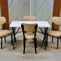 ميز طعام ٤ كراسي • سطح خشب • كشنات جلد
