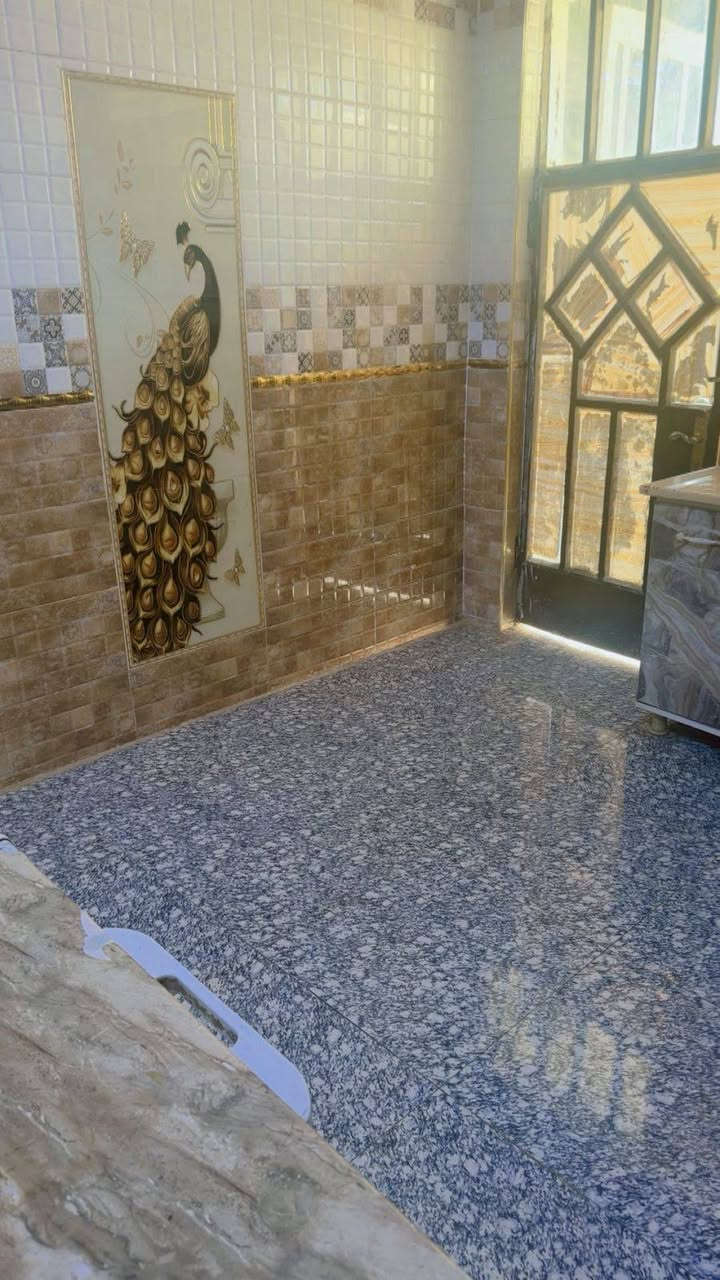 بيت للبيع زراعي مشمول بالطابو مقدمين بي معامله المساحه 160متر البيت مرتب مثل ما موضح بالصور 2نوم خدمات كامله موقع مميز بنص السوق يبعد عن الأمام 10دقائق كلشي متوفر يمه العنوان المدائن سلمان باك وره تقاطع حساني قريب جدا على الشارع العام للاستفسار الاتصال على الرقم ***********السعر المطلوب 60بيها مجال
