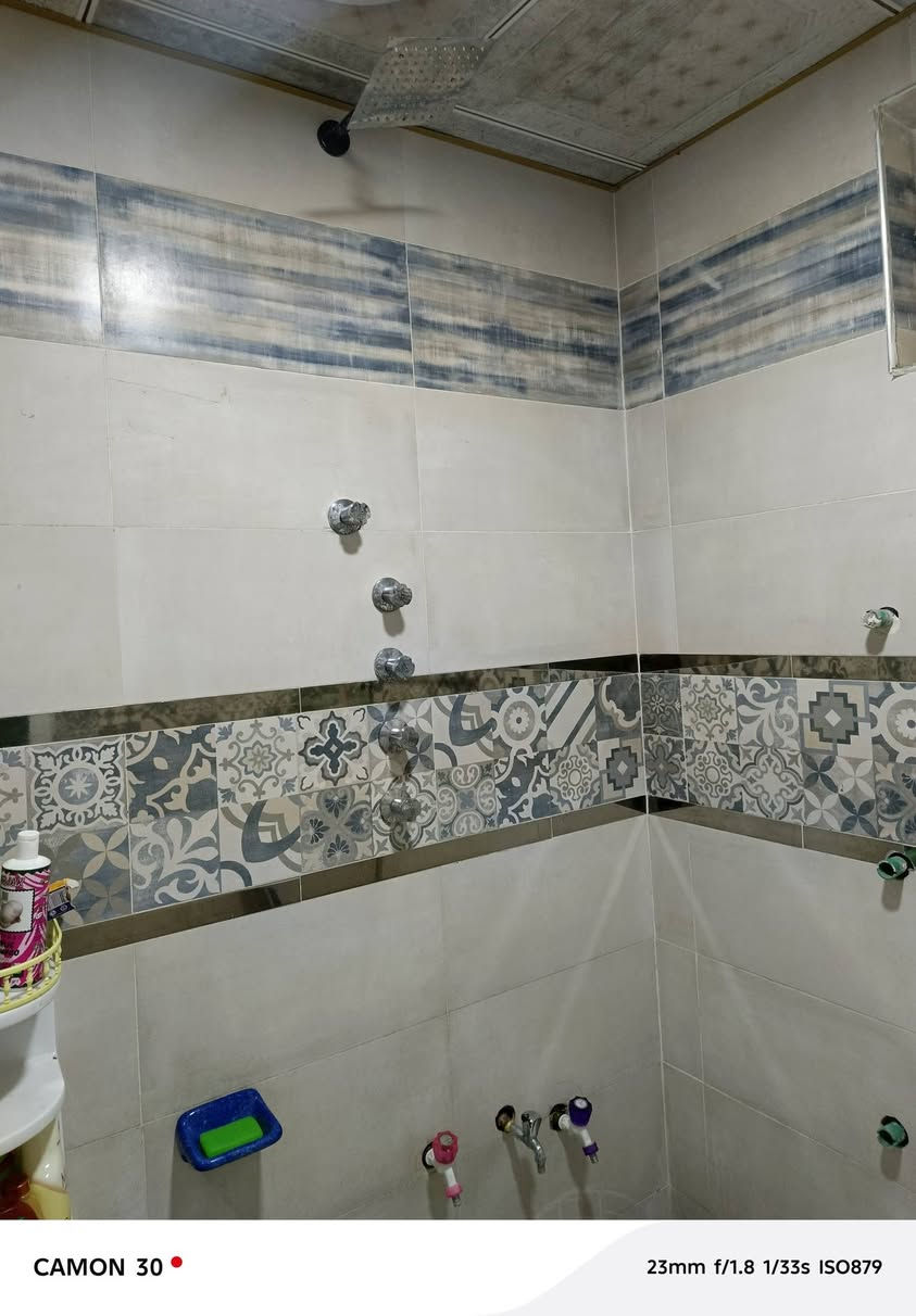 السلام عليكم بيت مساحه 100 متر طابق واحد الحسينيه منطقه الخمستالاف مقابل مركز الشهيد وسيم للأسنان. بناء حديث سنه 2023 عالي عن الشارع سعر 95 وبي مجال *********** واتساب
