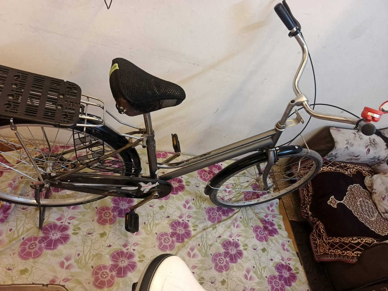 سلام عليكم بايسكلات يابانيات بناتيات المكان بغداد بياع شارع 20  سعر الابيض 110 وبي مجال ورصاصي95 وبي مجال رقم الهاتف***********
