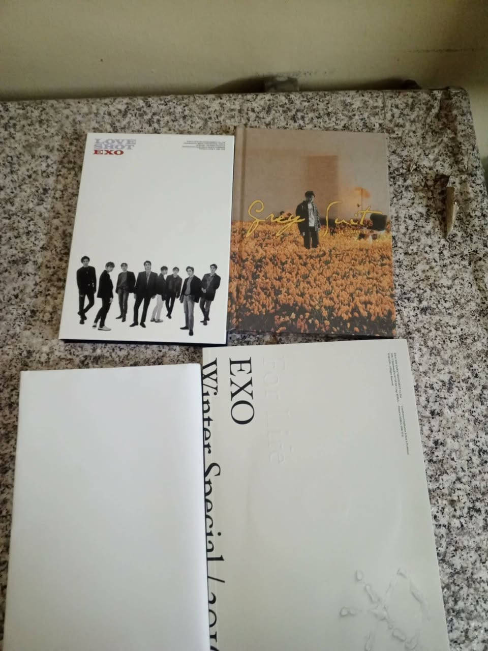 من النوادر لعشاق فرق الغناء الكورية بكج مكون من البومات فرقة اكسو exo + ملصاقات صور الشخصيات وبوستر دعائي كبير للفرقة جدارية + كتب
السعر 15 الف فقط


**إذا كنت صاحب هذا الإعلان وتريد حذفه لأي سبب، رجاءا أرسل رسالة إلى الدعم الفني**