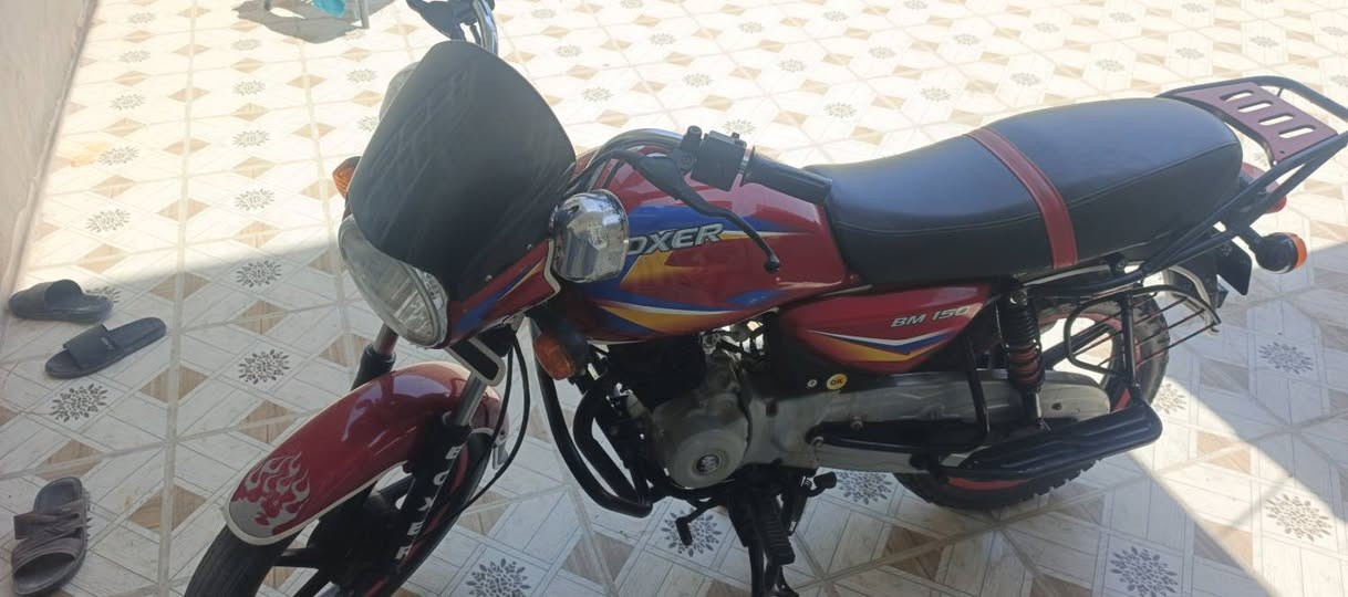 سلام عليكم بوكسر 20  نضيفه  بمعنئ الكلمه
ما ممدود عليه اسبانه  بس بيه خيط تبخير هستويته   بادي
بعقوبه باب الدرب
رقم ***********
