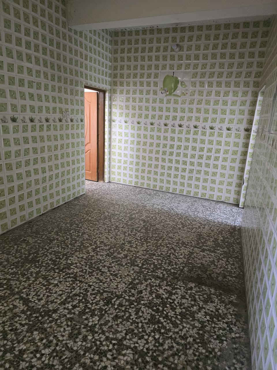 دار للايجار 
طابقين 
2غرف نوم وكلدور واستقبال ومطبخ ومجمع صحيات 
خلف مدينه حمورابي 
للاتصال 
***********
مراجعه مكتب مرتضى سامي شارع حي الحسين قرب حلويات لبنان
