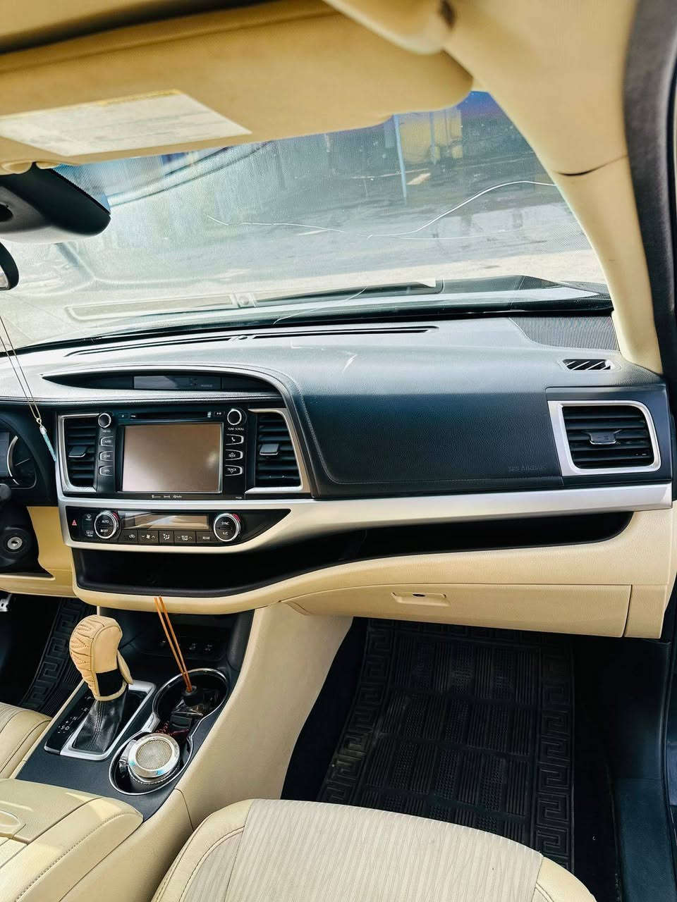 سلام عليكم مكلف بلنشر
هايلندر17
شرط كير ومحرك
بدون ايرباك او دواخل
بابين رش يمين
رقم دولي محرك 6
رادار داخلي الون بيجي
السعر 235دفترين وخمسه وثلاثون الاتصال
 على الرقم التالي ***********
