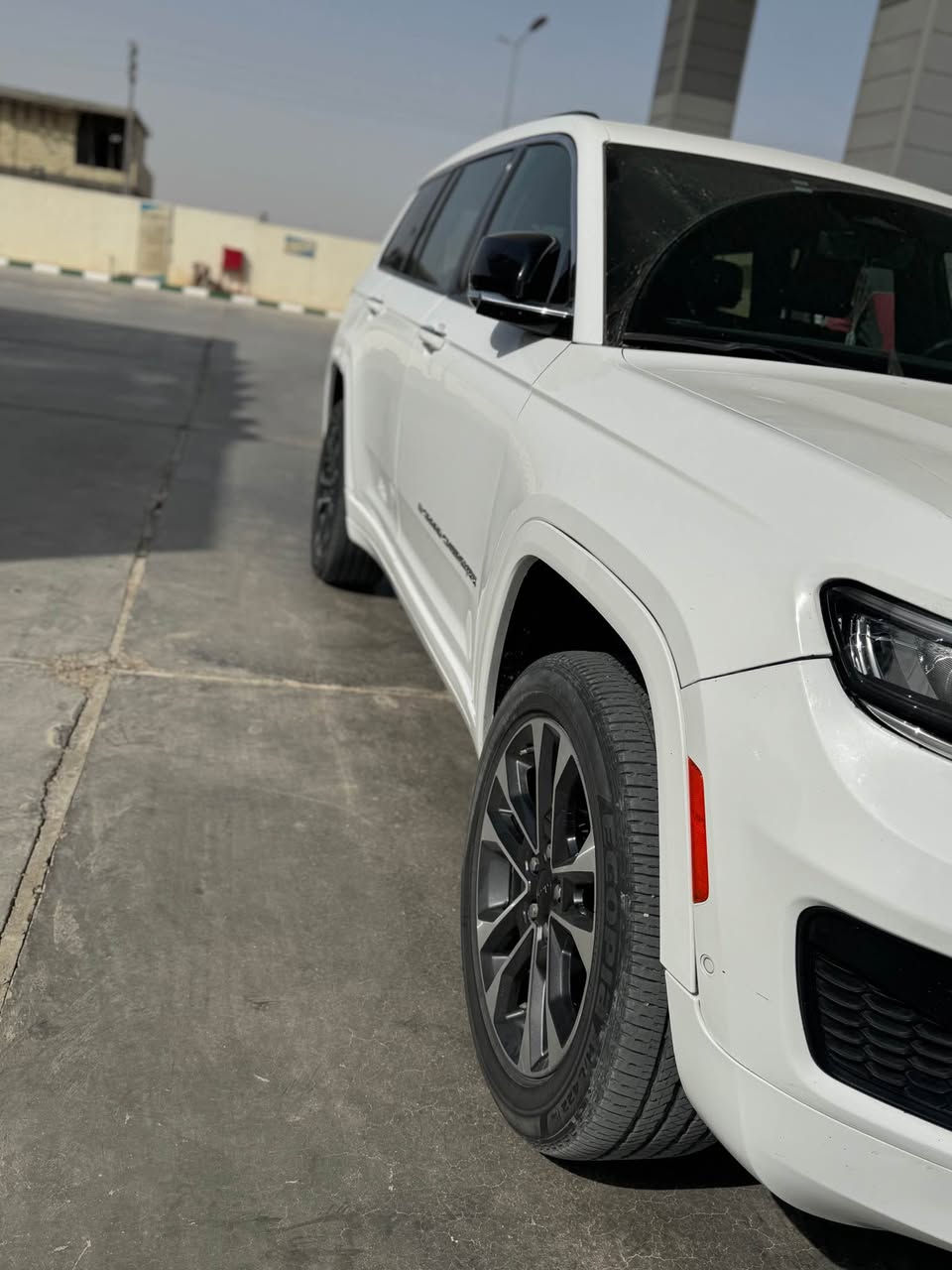 جيب كراند شيروكي اوفرلاند L .
الموديل : 2022  . 
‎المحرك : 5700 - V8  . 
‎العداد :   ( 52 الف ميل )

‎المواصفات :
‎* دفع رباعي 4x4 . 
‎* نظام تعليق هوائي (جكات). 
‎* قيادة ذاتية عند المنعطفات. 
‎* رادار امامي مع مانع تصادم . 
‎* تحذير الخروج عن المسار . 
‎* تحذير النقطة عمياء ⚠ .
‎* نظام تحذير عند التقاطعات. 
‎* نظام تحذير عند تجاوز السرعة المحددة.  
‎* نظام تقليل الضجيج داخل المقصورة. 
‎* إنارة محيطية. 
‎* شاحن موبايل وايرلس. 
‎* تعديل وضعيات مقود السائق كهربائيا. 
‎* مرايا تعتيم ذاتي. 
‎* المرايا الجانبية قابلة للطي كهربائيا. 
‎* نظام الصوت 9 سماعات.
‎* ويل قياس 20 انج .
‎* سقف بانوراما .  
‎* شاشه كبيرة 10.1 انج . 
‎* نظام الخرائط (GPS) .
‎* عرض خرائط الطريق على لوحة القيادة.
‎* لوحة القيادة بقياس 10 أنچ.   
‎* كاميرا للمرأة الداخلية. 
‎* المصابيح الأمامية زنون .
‎* كشافات الضباب زنون . 
‎* دخول ذكي. 
‎* بصمة على 5 ابواب للدخول الذكي. 
‎* تشغيل عن بعد .
‎* الصندوق الخلفيي كهربائي .
‎* فتح الصندوق الخلفي مع حركة القدم.
‎* فرش المقصورة الداخلية من الجلد الطبيعي الفاخر .
‎* اضافات من الخشب الطبيعي للمقصورة الداخلية. 
‎* ذاكرة لحفظ وضعيات الجلوس للسائق. 
‎* ذاكرة لحفظ وضعيات الجلوس للراكب.
‎* مساج للمقاعد الامامية السائق والراكب. 
‎* المقاعد الأمامية كهربائية .
‎* المقاعد الأمامية تبريد وتدفئة .
‎* المقاعد الخلفية تدفئة .
‎* ستائر للشبابيك الخلفية. 
‎* انارة داخلية LED متعددة الالوان . 
‎* حساسات امامية. 
‎* حساسات خلفية . 
* 7 راكب .
* مكيف خلفي مع وحدة تحكم منفصلة . 
‎* تدفئة ستيرن . 
‎* مانع تصادم خلفي .
‎* بلوتوث تلفون . 
‎* محدد سرعة . 
‎* نظام التشغيل والاطفاء الاوتوماتيكي .
‎* نظام بريك اوتماتيكي .
* ⁠الضرر /باب الصدر الي بصف السايق تبديل نفسي اللون 
موجود صوره السونار🚨🚨🚨🚨
 
 
السعر 39.000$ 💵💵  ببه مجال

----------------
مكانه/ بابل /  المسيب
*********** الفلوجة, الأنبار
