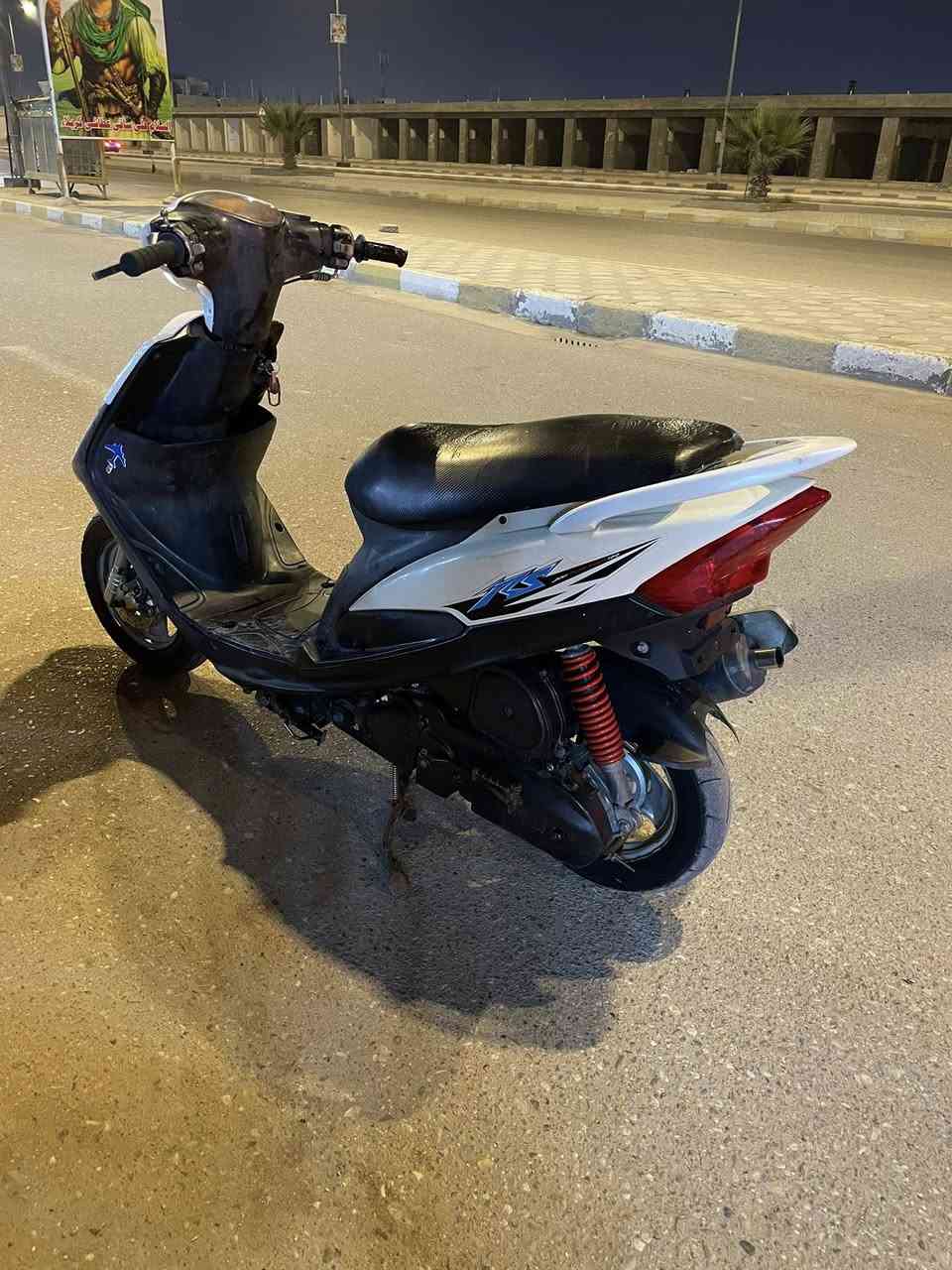 سلام عليكم ماكس عدله للبيع 
2003 الدراجه حلوه ما نقصها شي 
كلشي شغال بيه بلاديه 49 بيه شلعه ومعدل فول
غراضها البلاديه كلها موجوده   الشراي يتصل او متواجد واتساب.  ***********
