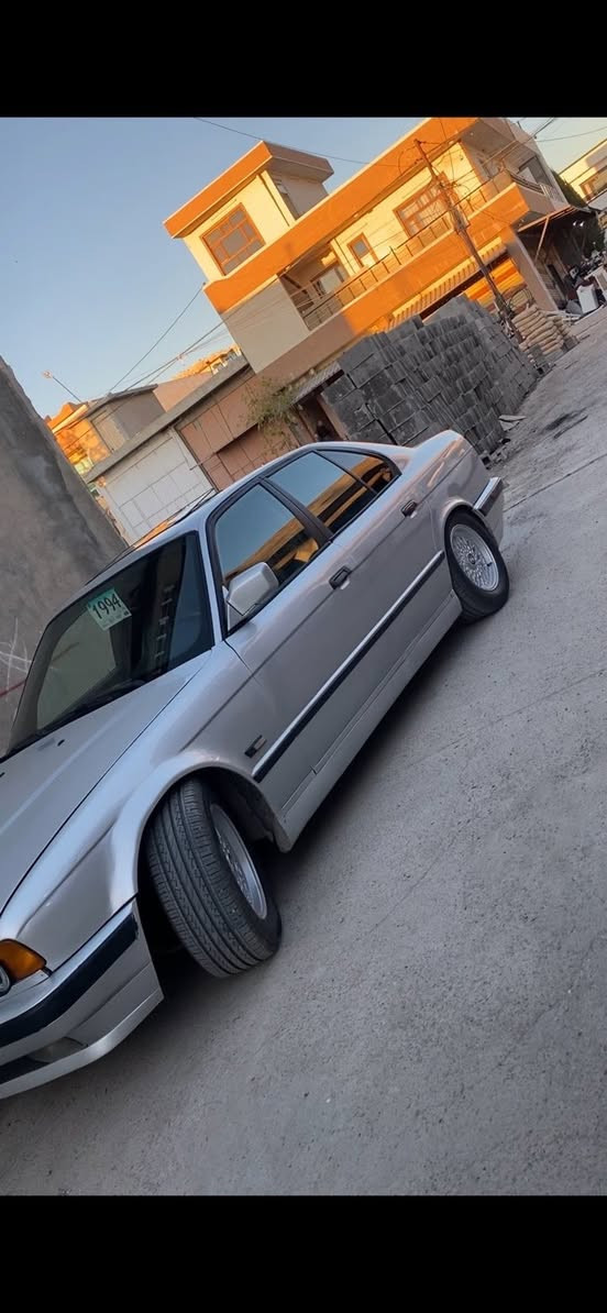 سەرەتا بەناوی خوا سلاو هاو رێیان ئەم bmwهەیە بۆ فرۆشتن مۆدێل 1993 
ئارم بووه به لام ئارمه كه ي بزربومه به حولج ده ي فروشم كه فيليمالي مه ده ني 
هاته ٦٠سال تر
مەکینە 520کەپسە گێر عادیە دوجام کارەبا پێش پانە لایت ئەلقەیە چوار تایەو ویل لۆکم بۆ بەستوە گێرو مەکینە بەشرت سەرف دوکەڵ بوخار نیە بەشەرت ١٠٠٠فیتەر بيليدارم سه ياوه كه مه سروفي زوري تياكراوه هه ر عه يبي كو سه ت دوولار بشكينه بو  زايناري زياتر ژما***********
***********
