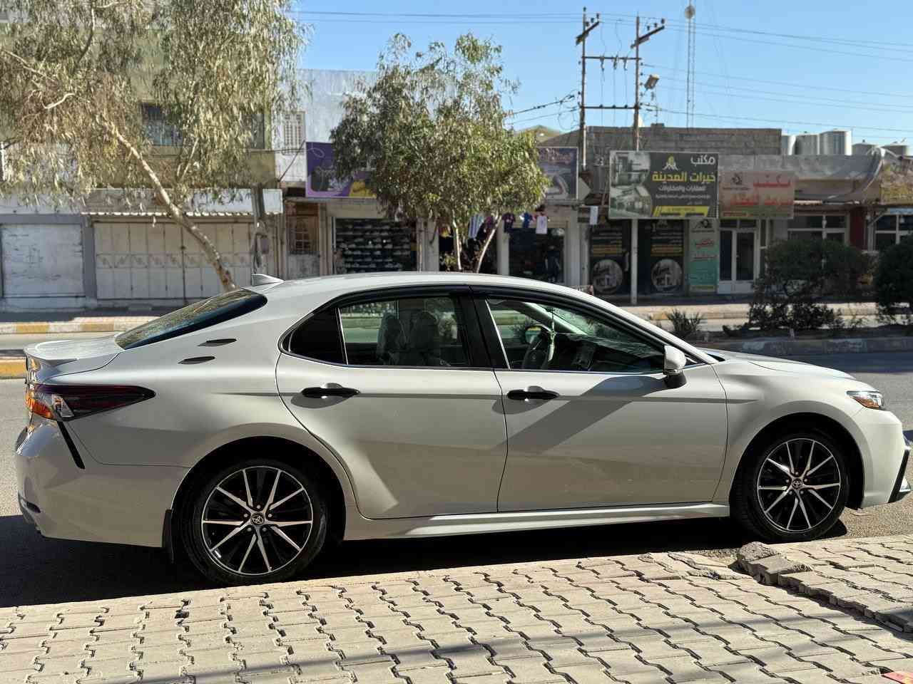 السلام عليكم كامري لبيع موديل2023 SE امريكي
السياره حلوه وما ناقصها شي
ماشيه 59الف 
مكينه وكير بشرط
اربعه سلندر وكير at 8نمر 
داخل السياره رصاصي جلد مرغوب   
شفتات وتحكم 
رادار امامي ومانع اتصادم وتحديد 
ليت زنون بلادي 
تبريد ثلج 
تخم تاير جديد 
سياره نضيف 100/100 
حادث السياره موجود صوره  

رقمها سليماني  الجديد مكاني كركوك
وبیها دفتر بانزین  
السعر 225ورقه وبيها مجال حلو
رقمي ***********
