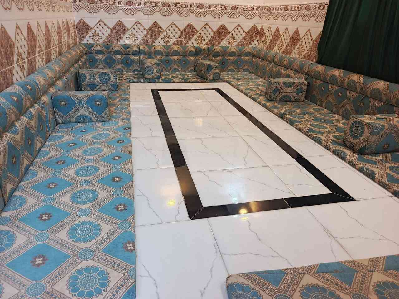 السلام عليكم ديوان للبيع السعر 300 وبي مجال قليل مكان براكيه شارع المطار ***********
