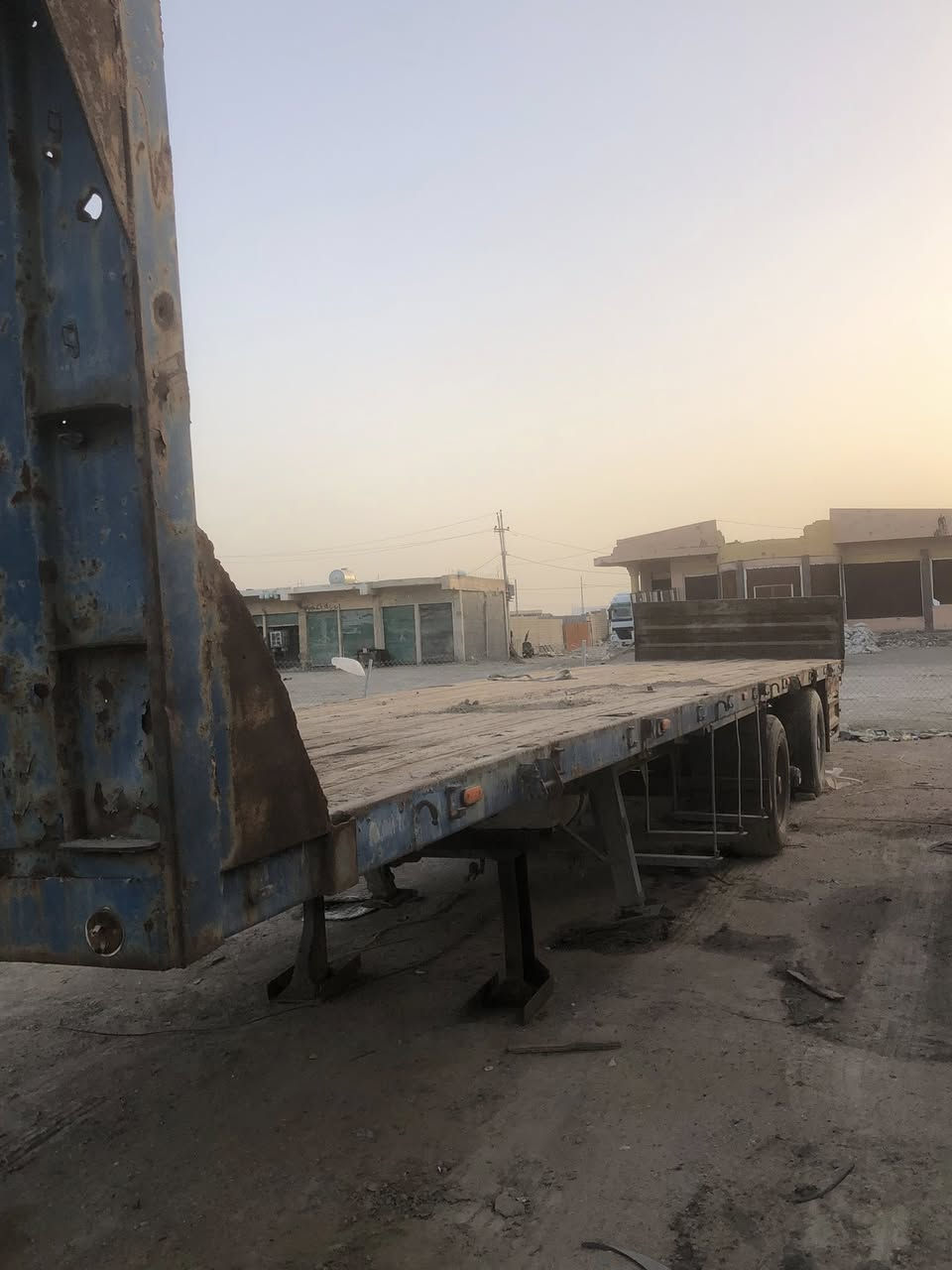 السلام عليكم عربانه للبيع اوربيه نشره كامله بريك بنزات جدد طوله ١٢.٥ ثلاجه مطبخ كامله السعر ٢٧ وبيهه مجال ***********
