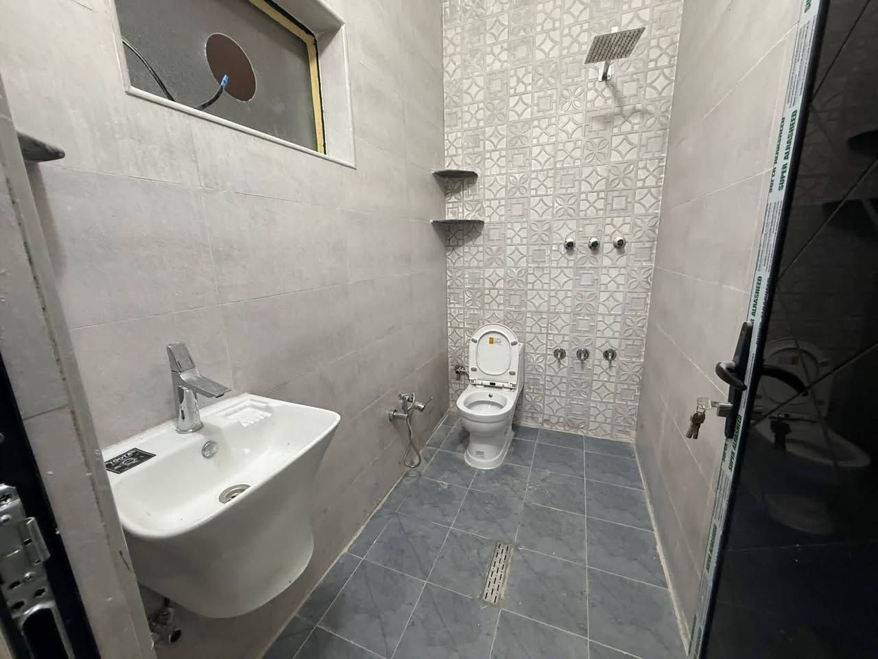 بيت للبيع مساحه 84متر واجه 4نزال21 يحتوي 3غرف نوم خدمات عدد 2 مطبخ حار بارد ديكورات
كراج بيتونه كبيرة سطحين أمام البيت تشجير
الشعب ضباط الكويتي بضهر حلويات جاتو باريس 
البيت يحتوي على بيانو درج
ابواب قاصه شبابيك المنيوم بيت نضام بروفايل 
شبابيك دبل جام أبواب صاج درجه اولى بيت مدخلين اضلاع مستقله
*********** السعر 240وبي مجال
