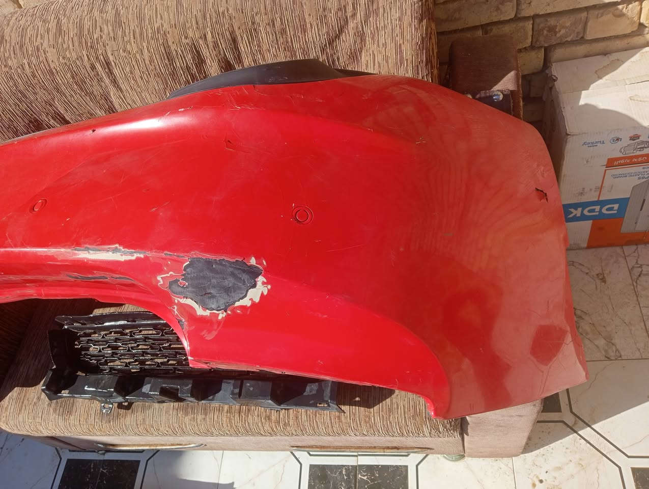 السلام عليكم. دعاميه اصليه خلفيه چارجر 16 لون برتقالي مع 4 حساسات خلفي مع نيكلات صالنصه 2جدد. الدعاميه بيها ملاحظات عوزها معجون التوظيح بالصور . مع زوج لايت واحد منهن أصلي يعني بس تأخذ غراضهن لئن قواعد مكسرات.. السعر 300 استفسار*********** مكان ناصريه
