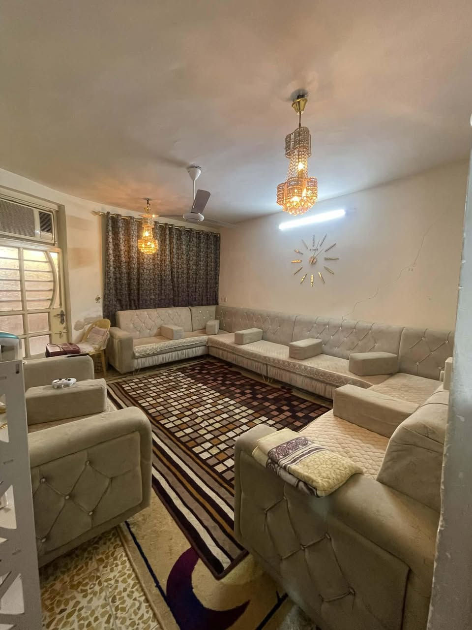 دار للبيع ١٥٠ متر طابقين كامل من كلشي
موقعه قريه حجي صبر قبل المشروع
جنس الارض مناصفه 
مواصفات الدار مدخلين 
كراج يسع سياره
مطبخ
استقبال + حولي
غرفتين نوم وحده كبيره وحده صغيره
صحيات 
وترك داير البيت
              الطابق الثاني 
غرفتين نفس الطابق الاول
وصحيات وبيتونه

سقف الطابق الثاني سندويج شغل مضبوط وسقف ثانوي
الطابق الاول كله كاشي حتى الكراج
الطابق الثاني كله بورسلين

للاستفسار الاتصال او مراسله موجود واتساب
***********
