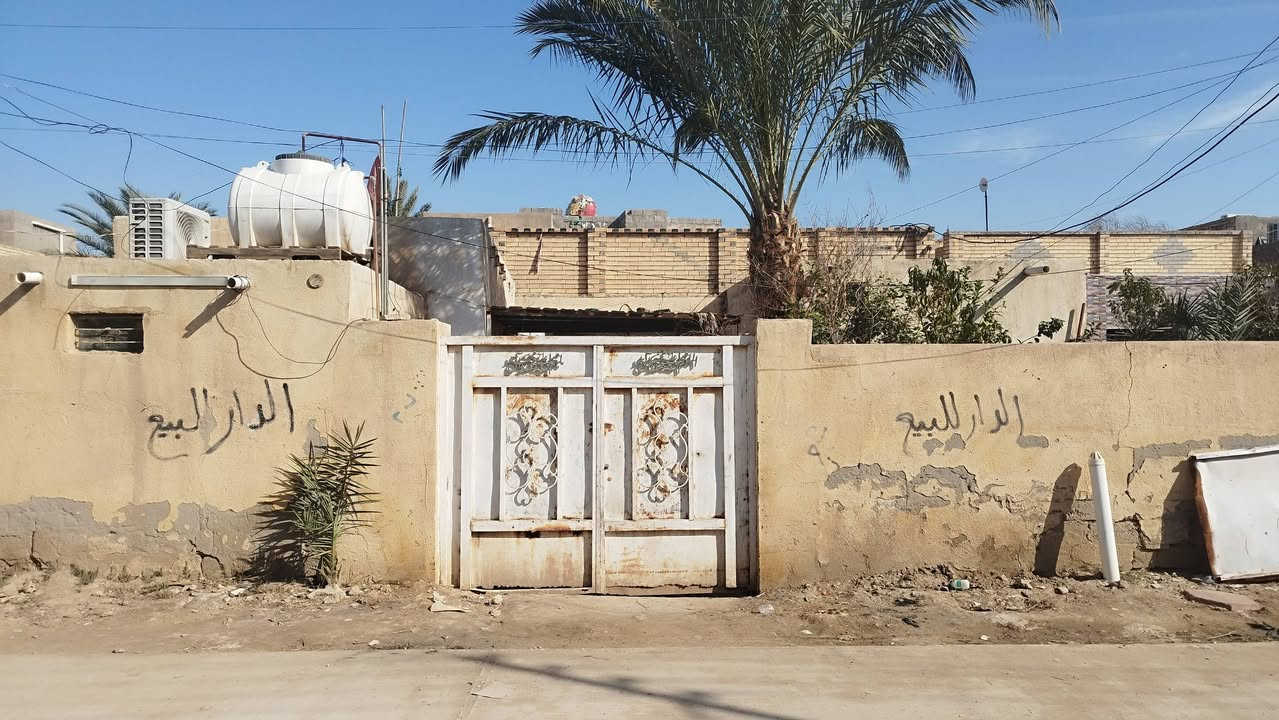 بيت للبيع خلف حسينيه اهل البيت مجاور استاذ نجيب قريب على السوق طابو صرف المساحه 300 متر بناء قديم يتكون من ثلاث غرف استقبال خارجي مطبخ خارجي السعر 135 مليون الاتصال على الرقم ***********
