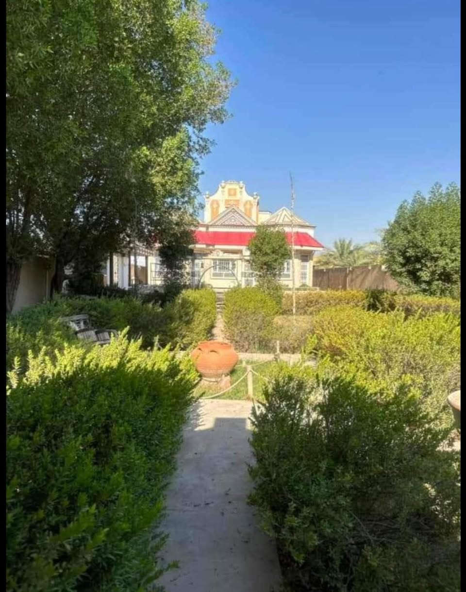 السلام عليكم 

مزرعة للبيع      

المساحه 2250 متر / طول 125 متر / العرض 18متر /  
الموقع بغداد حي الانتصار قرب مجاور  الراشدية
بناء 550 متر /  متكون البناء من بيتين ممكن فرزهن كل بيت مساحتة 275 متر 
تفاصيل البناء / صاله عدد 2 /مطبخ 2 / استقبال 2 / حمام7 / غرف نوم 8 /
حديقه 600 متر 
+ قطعه خلف البناء فارغه مساحتها 500 متر  
 + كراج 200 متر + مشتمل 

السعر 725 مليون 
للاستفسار عن معلومات  او السعر 

***********
***********
