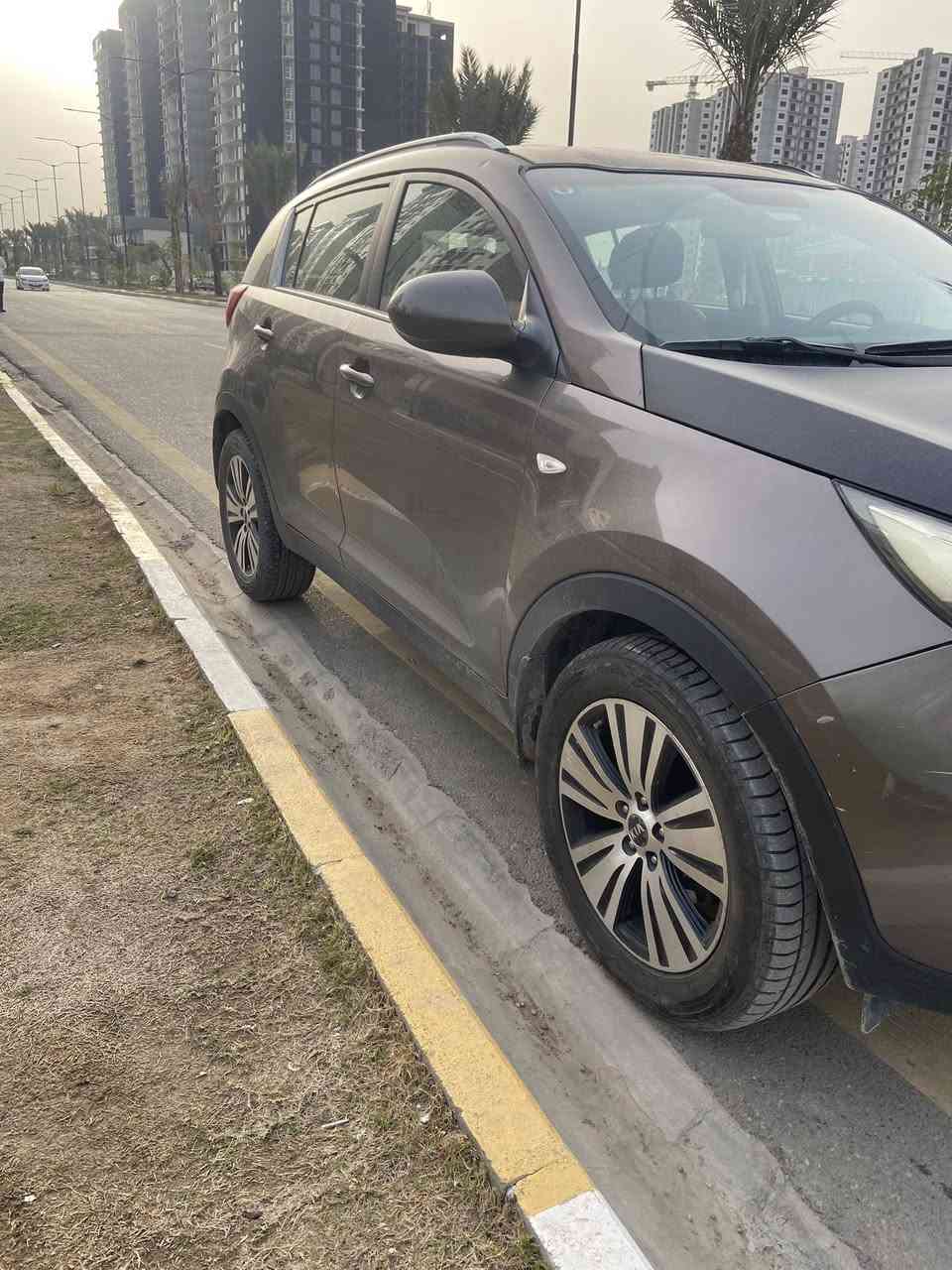 السلام عليكم  ..
سبورتج موديل ١٥ وارد سلوفاكي لون جوزي تحكم ستيرن ، قفل سرعة ، ثلاجة بالجكمجة ، كامرة 
سياره بيها جاملغ  وبنيد فقط بيها سونار رقم بغداد بأسمي.... ماشيه فوك ال ٢٠٠ الف سعرها 141 وبيها مجال بسيط
الاتصال على الرقم ***********
مكاني بغداد الكرخ
