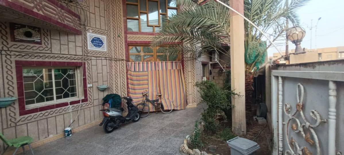 السلام عليكم 
بيت للبيع في الشموخ دور الضباط قرب صيدلية ام الربيعين الفرع 
 الثالث، ثالث دار ، مساحة الدار 250م
يحتوي على 5 غرف منام مع 3 مجاميع صحية بالاضافة الى غرفة ماستر للأستفسار اكثر الاتصال على رقم الهاتف (***********).
