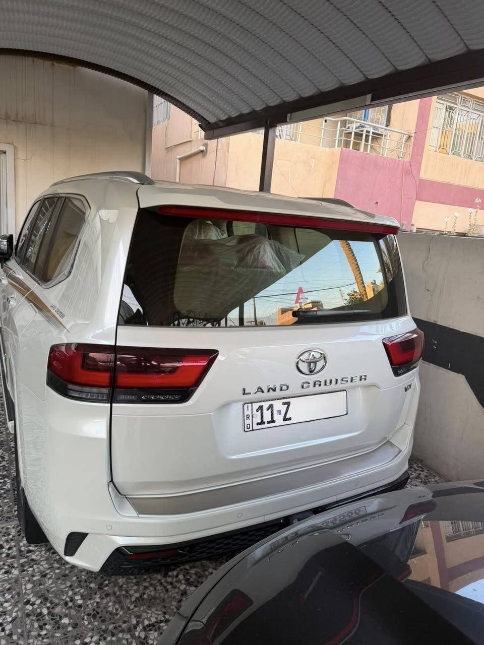السلام عليكم  للبيع لاندكروز vx 2024
السياره كلين تايتل مغلفه ppf ماشيه 3000 كيلو فقط السياره زيرو  للتواصل او الاستفسار ***********  
محرك v6
* القوة: 271 حصان
* عزم الدوران: 385 نيوتن متر
* ناقل حركة أوتوماتيكي 6 سرعات
* نظام دفع رباعي (4×4)
* سعة خزان الوقود: 110 لتر
    شاشة معلومات وترفيه 12.3 بوصة
* نظام صوت JBL مع 14 سماعة
* دعم Apple CarPlay وAndroid Auto
* مقاعد جلد كهربائي
* تبريد وتدفئة للمقاعد الأمامية
* شاحن لاسلكي للهاتف
* ثلاجة داخلية (Cool Box)
* فتحة سقف بانور
    كاميرات محيطية
* حساسات أمامية وخلفية
* نظام الثبات الإلكتروني
* نظام مانع انغلاق المكابح (ABS)
* مساعد صعود المرتفعات
* حزمة Toyota Safety Sense للسلامة ومساعدة السائق

