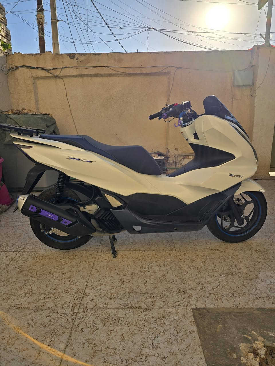 دراجة هوندا بي سي اكس جيل رابع هايبرد
للبيع دراجة بي سي اكس جيل رابع هايبرد
اصدار اليابان مكفولة وبيها ملاحظات بسيطة بالكفر 
موجودة بالصور

بيها نظام توقف ذكي وشحن تلقائي بالسرعة والتوقف
بريكات ABS مانع انزلاق وشوي تزويدات بالدراجة
ستاند موبايل وشاحن موبايل بالدراجة
تدفئة لليدات بلادي

ملحقاتها خوذة لون ابيض اصلية ومرايات جانبية بلادية
ووصل الشراء موجود

موقعي ميسان

للتواصل :
***********
