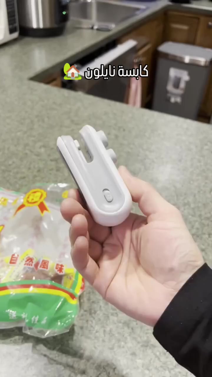 كابسة أكياس حرارية صغيرة لإعادة الإغلاق 🏡
– Mini Bag Sealer

🔷الاستخدامات

إغلاق أكياس الشيبس، المكسرات، البهارات، البسكويت، الفواكه المجففة وغيرها بسهولة وسرعة.

حفظ الطعام طازجًا لفترة أطول ومنع دخول الهواء والرطوبة.

مناسبة للاستخدام في المطبخ، المكتب، الرحلات، السيارة…

مثالية للتجار وأصحاب المشاريع الصغيرة لإغلاق أكياس التغليف الخفيفة.

تستخدم أيضًا لإغلاق أكياس الثلاجة أو أكياس التخزين ذات السماكة الخفيفة والمتوسطة.

🔷المميزات

تسخين فوري: تعمل خلال 1–2 ثانية فقط من التشغيل لإغلاق الأكياس بدون انتظار.

تصميم مغناطيسي ذكي: تحتوي على قاعدة مغناطيسية تسمح بتثبيتها على الثلاجة أو أي سطح معدني للوصول السريع.

مستويان للحرارة (+ -) للتحكم بقوة الإغلاق حسب نوع وسمك الكيس.

بطارية مدمجة قابلة للشحن USB (سلك شحن مرفق).

آمنة وسهلة الاستخدام: تشغيل بزر واحد فقط، مع رأس حراري محمي لمنع الاحتراق.

وزن خفيف وحجم صغير يسهل حمله في الحقيبة أو الدرج.

مناسب لمعظم أنواع الأكياس مثل PP، PE، وأكياس الوجبات الخفيفة.

الخامة: بلاستيك ABS قوي ومتين.

♦️محتويات الصندوق

كابسة نايلون حرارية صغيرة.

سلك شحن USB.

دليل استخدام.

♦️الملاحظات

للحصول على أفضل نتيجة، مرّر الكابسة ببطء على طرف الكيس.

غير مناسب للأكياس السميكة جدًا مثل أكياس الفريزر القاسية.

يُفضّل شحن الجهاز بالكامل قبل أول استخدام.

أبعاد الغلاف: 15 × 4.5 × 4.5 سم.
🛑السعر 20 الف مع الضمان ✅ 

#ادوات_منزلية #اجهزة_منزلية #كابسة_نايلون


**إذا كنت صاحب هذا الإعلان وتريد حذفه لأي سبب، رجاءا أرسل رسالة إلى الدعم الفني**