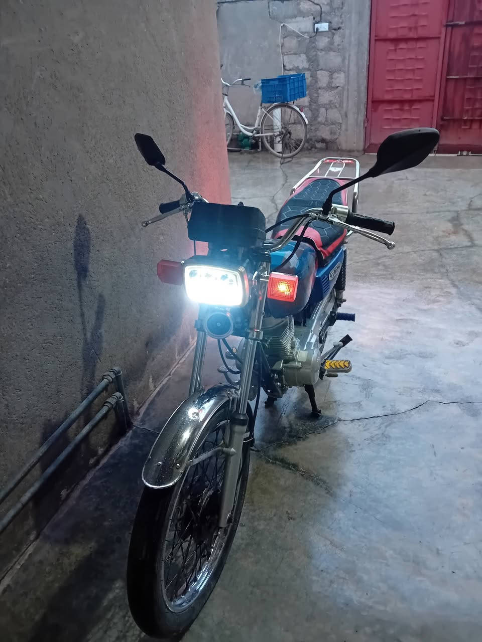 سلام عليكم.    دراجه نامه اربعه كير.   الشاصي ٢٠١٧ المحرك ٢٠٢٤ مراوس. ب خمسه كير 
للتواصل.  ***********
