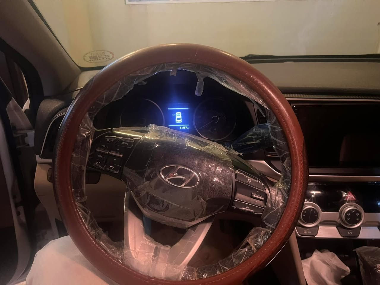 النترا ٢٠٢٠ خليجي
محرك 20
بصمة
سلايد
كاميرا امامية و خلفية
حساسات امامية خلفية
شاشة كبيرة اندرويد نوع اصلي
تبريد قطعتين
تحكم استيرن
ثلاث وضعيات قيادة اقتصادي و عادي و سبورت
يدات ترحيب
مرايات كهربائية
صندوق ذكي
السيارة بأسمي و مداريها و مغلف الكشنات و الكاعيات
سنوية و الهزة و الرقم جديدة
ماشية 61 الف كيلوا متر
بيها طخة ماطور سطحي فأنصبغ ربع باب السائق و ربع باب الوراه بدون اي دواخل او ايرباك
الكير و المحرك مكفولات
مكان السيارة الدوره 
السعر 140و بيها مجال بسيط
اتصال عن طريق الفايبر او الواتساب ***********///***********
