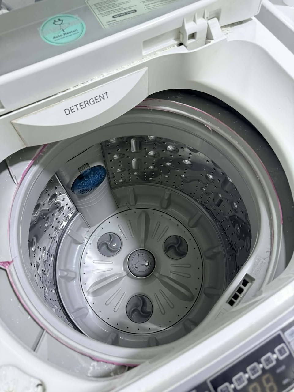 غسالة ملابس LG نظيفة جدا للبيع 8 كيلو ***********
