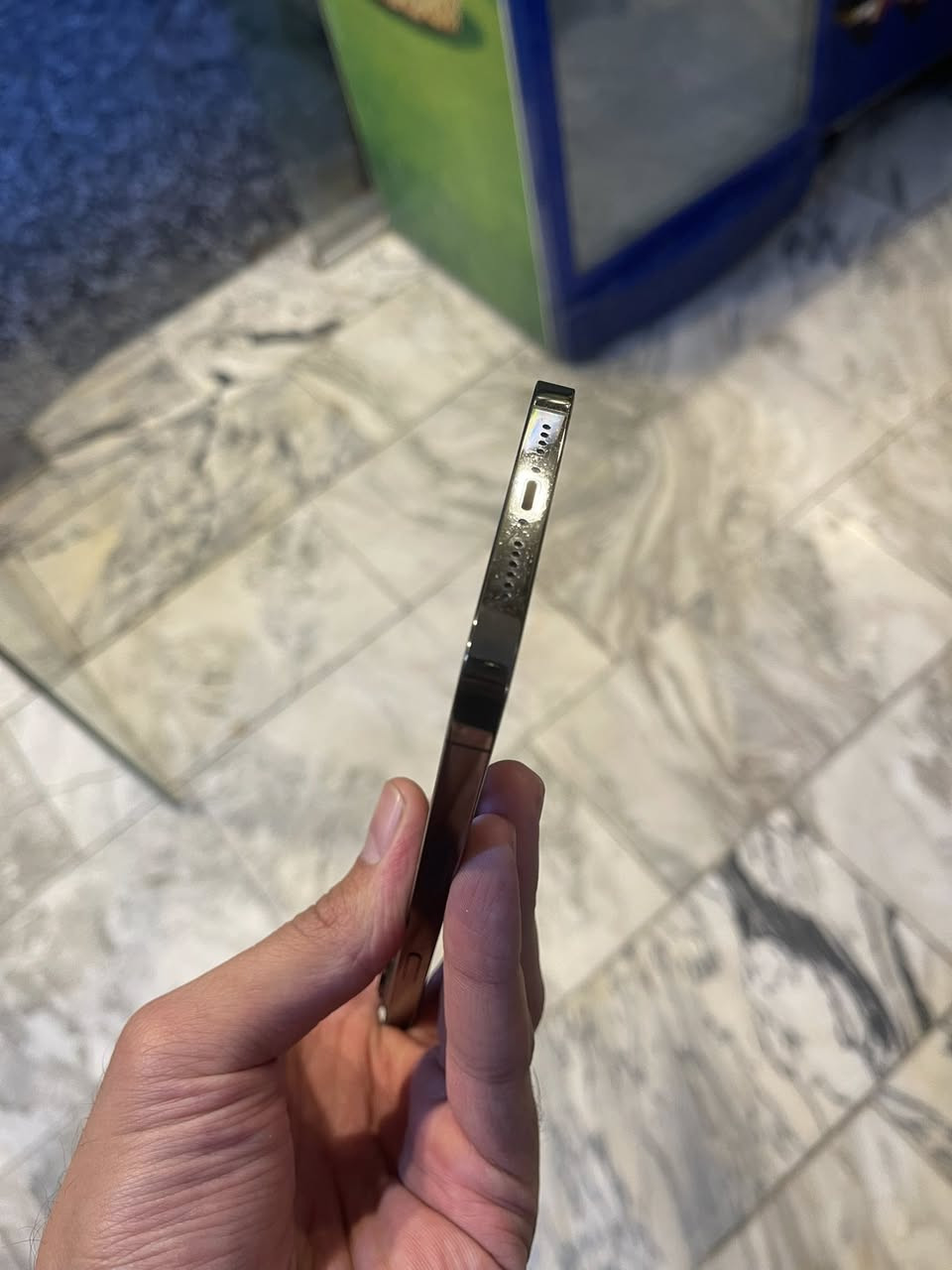 ايفون 13برو ماكس بطاريه 94 وتر بروف ممفتوح بطاريه بلادي بي فقط ضهره مكسور ذاكره 256 سعره 600وبي مجال مكاني البياع ***********
