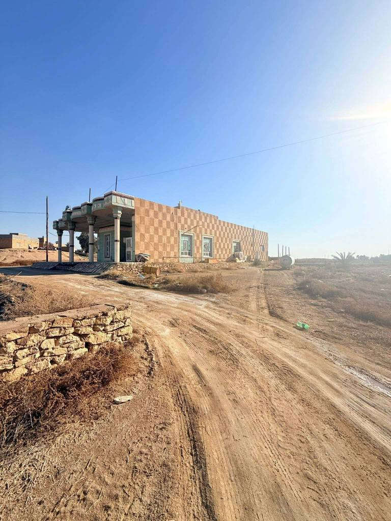 🏡 عرض مميز للبيع أو المرواس 🔥
يتوفر لدينا بيت زراعي بموقع هادئ ومميز، بناء سنة 2010 وبمواصفات مرتبة ومتكاملة 👌
🔹 التفاصيل: ▪️ بناء حجر 
▪️ ديوان وهول و3 غرف وصالة
▪️ مطابخ خارجية
▪️ مجمع صحيات
▪️ الحديقة
▪️ مساحة البيت750 +  وأساس بيت الكامل
▪️ البيت مدفون بشكل كامل
▪️ المساحة الكلية 4 دوانم
📍موقع مناسب للسكن والاستراحة والاستثمار
✅ متوفر للبيع أو المرواس
للاستفسار التواصل خاص 📩 الرمادي, الأنبار


**إذا كنت صاحب هذا الإعلان وتريد حذفه لأي سبب، رجاءا أرسل رسالة إلى الدعم الفني**