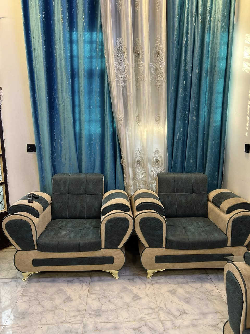 للبيع تخم 🔟 مقاعد للئمانه تخم نضيف كلش 
سعر 400 وبي مجال بسيط
رقم ***********
