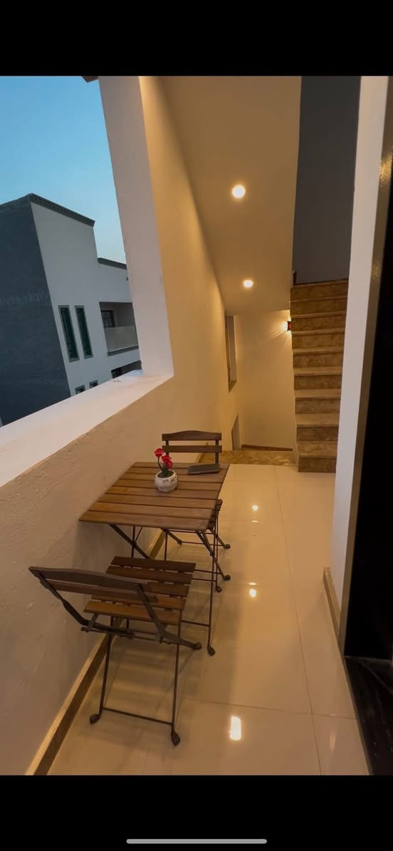 � شقة للإيجار - الطابق الثاني، منطقة علي الصالح
⚡ مميزات الشقة:

 • 🛏️ غرف نوم: 2

 • 🛁 الحمامات: 2

 • 🍳 المطبخ: جاهز 

 • 🌬️ المناور: 2

 • 💧 تانكي ماء: سعة 1000 لتر عدد 2

          ماطور ماء بوستر مع سخان مع صروخيات مع مراوح سقفيه

💰 الإيجار: 700,000

📞 للتواصل: ***********

ملاحظه :

عوائل فقط

ملاحضه ثانيه/ البردات والكاونتر  والمراوح السقفيه مع الشقه 

ماتحتاج شي جاهزه ومجهزه ❤️
