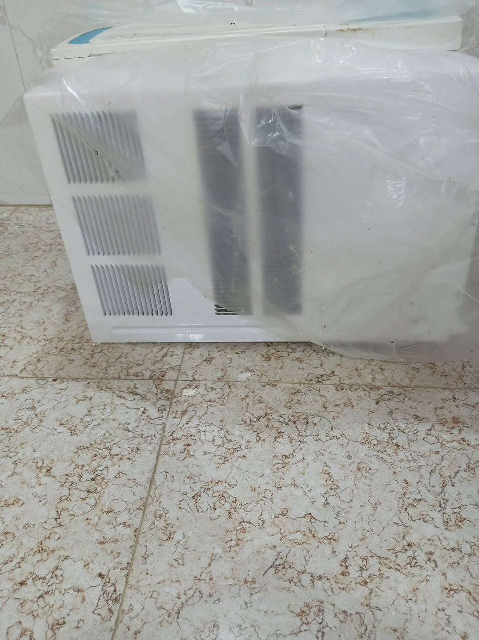مكيف جديد غير مستخدم سعره ٦٥٠ وهذا رقمي ***********
