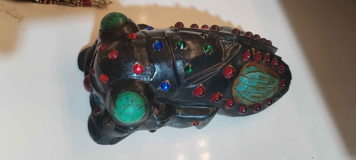 مجسم حشرة السيكادا من حجر عباس اباد مرصع باحجار كريمة وزن تلاثه كيلو قطع نوادر
السعر ثابت ٢٢٥ الف
للتواصل واتساب *********** بغداد, العراق
