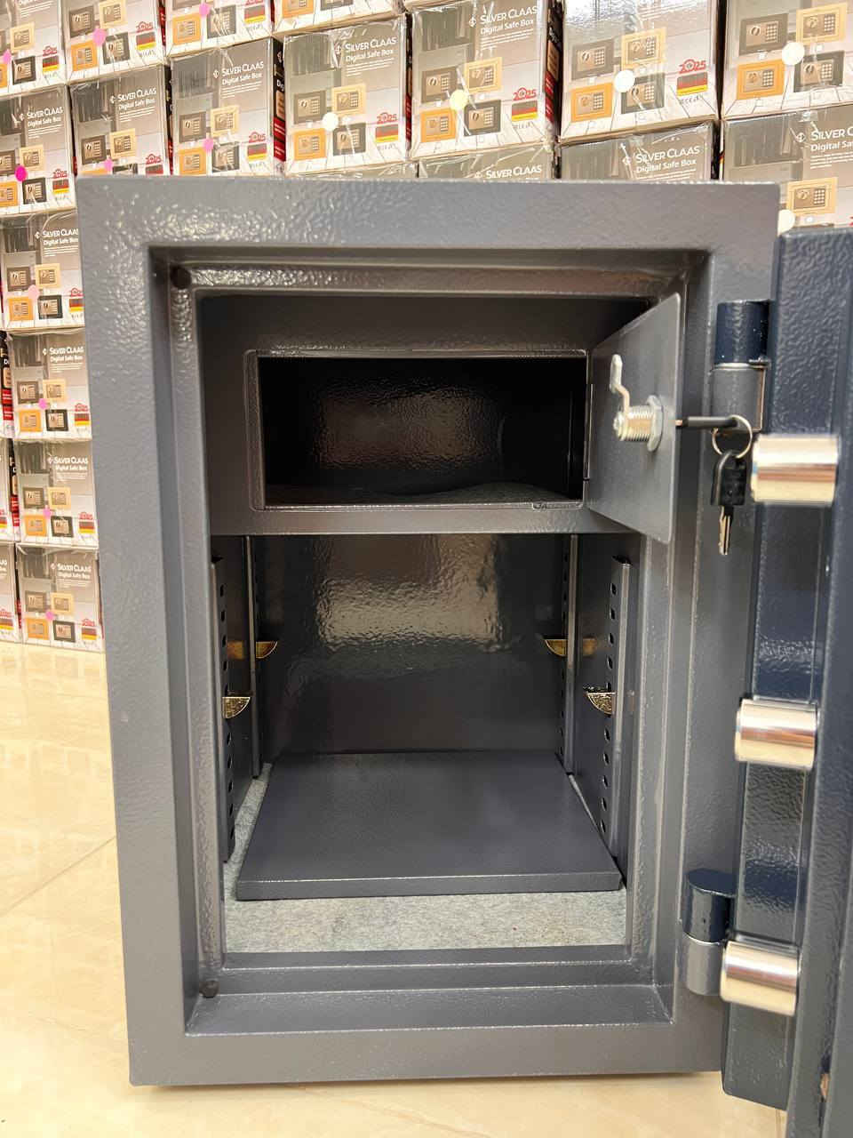 قاصة ثقيل حشوة صب ضد الحريق نوع كراون دبل كيلون تحتوي على رف مع قاصة داخلية شفتات عدد 6 وزن 55 كيلو 
ارتفاع 50 عرض 35 عمق 42 سعر 175 توصيل مجاني جميع المحافظات العراق للحجز والاستفسار مراسلة واتساب *********** خناقين, ديالى
