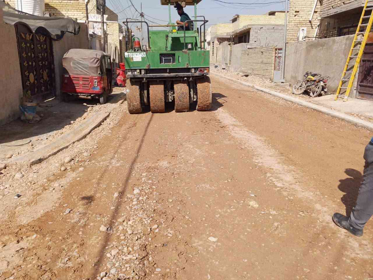 جاري العمل في مشروع تبليط وصب ساقية جانبية في حي خضراء الدسيم

تتواصل أعمال مشروع تبليط وصب ساقية جانبية في حي خضراء الدسيم / قضاء الزوراء، ضمن مشاريع محافظة بغداد الهادفة إلى تطوير الواقع الخدمي وتحسين البنى التحتية في مناطق العاصمة.

حيث تتضمن الأعمال أعمال التسوية الترابية، فرش الحصى الخابط، أعمال التبليط وصب الساقية الجانبية، إضافة إلى إنجاز فقرات خط تصريف مياه الأمطار.فيما تستمر الكوادر الهندسية والفنية بإكمال الأعمال المتبقية وفق المواصفات المطلوبة.

نسعى دائماً إلى متابعة المشاريع ميدانياً وتقديم الخدمات التي تليق بأهلنا في مناطق بغداد.

هاني نورالله الربيعي
النائب الفني لمحافظ بغداد


**إذا كنت صاحب هذا الإعلان وتريد حذفه لأي سبب، رجاءا أرسل رسالة إلى الدعم الفني**