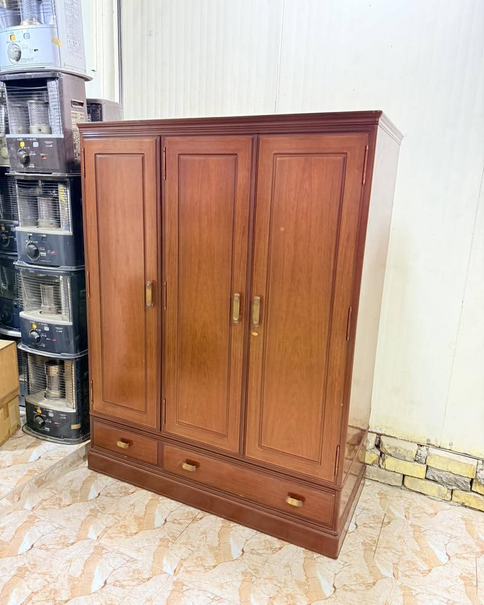 كنتور ٣ باب
موديل قديم جدا وجديد
باله صناعه ياباني
خشب بلوط

توجد خدمه توصيل 
للحجز مراسله الصفحه او الاتصال
🌹مدينه ألعاب المدهش مجاور مطعم ابو صفاء تحت جسر العبور المعلق ***********🌺
