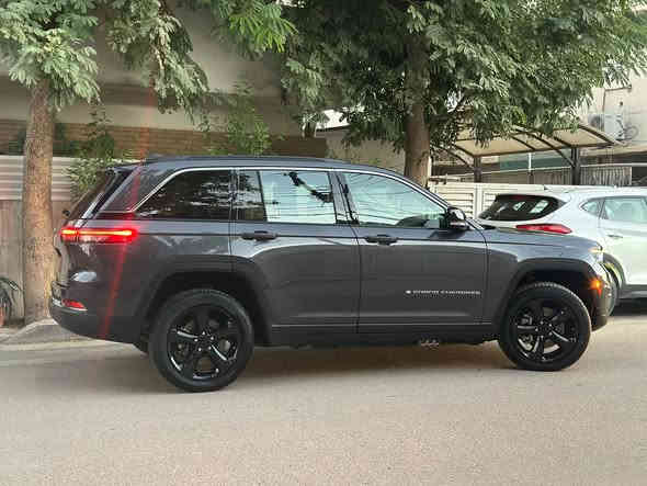 ياالله 

السلام عليكم 

جيب كراند شيروكي 4XE 2024 Jeep Grand Cherokee 

         حجم المكينه : 2000  تيربو + هايبرد + شحن منزلي 

                          اللون ( فيلي )

المسافة المقطوعة : 29 الف ميل

 الضرر :  مبدل بنيد نفس اللون وصبغ جاملغ بدون شاصي شرط الفحص

          

#مواصفاتها

1.شاشه 

2.بصمه

3. تشغيل عن بعد

4.دمام خلفي

5.كشنات جلد

6.كشن السايق ميمري

7.كشنات كهرباء

8.صندوك كهرباء

9.حساسات خلفيه

10. قطع تبريد 

11.اشاير بالمري

12.رادار امامي

13.رادارات 360

14.ثلاث وضعيات قياده

15. بنوراما فتحتين

16. كير ماوس

17. نظام منحدرات

18. هيترات بالكشنات 

19.ويل كب كروم

20.لايتات لد

21.بكلايت لد

22.كشافات

23.بصمة ابواب

فول مواصفات 1/1 جاهزه تستلم مرقم بغداد 

السعر 289

هذا رقمي *********** 

 تفاصيل اكثر راسلني واتساب ماعندي ماسنجر

مكاني بغداد
