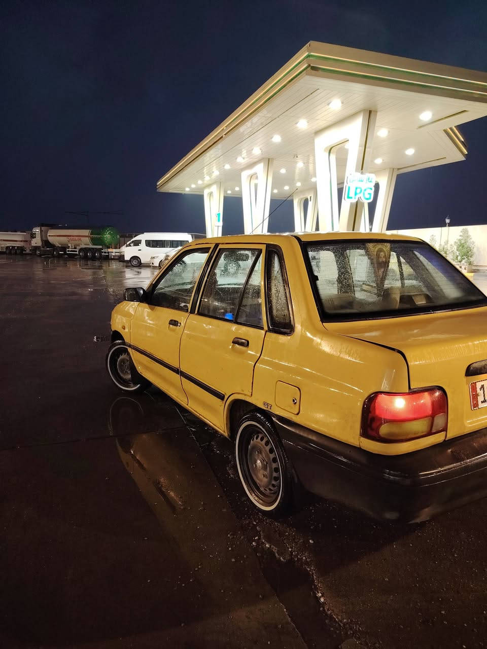 السلام عليكم سايبه للبيع موديل ١٠ السياره كير ومكينه زينات شواصي حلوه السياره وبيه خياسات  بلدوسه وبحوض الصندوك حلوه مابيه ولا قطعه تبديل مصبوغه حزام للجماليه بيه طخات بسيطه  السعر ٢٣ وبيه مجال ***********
