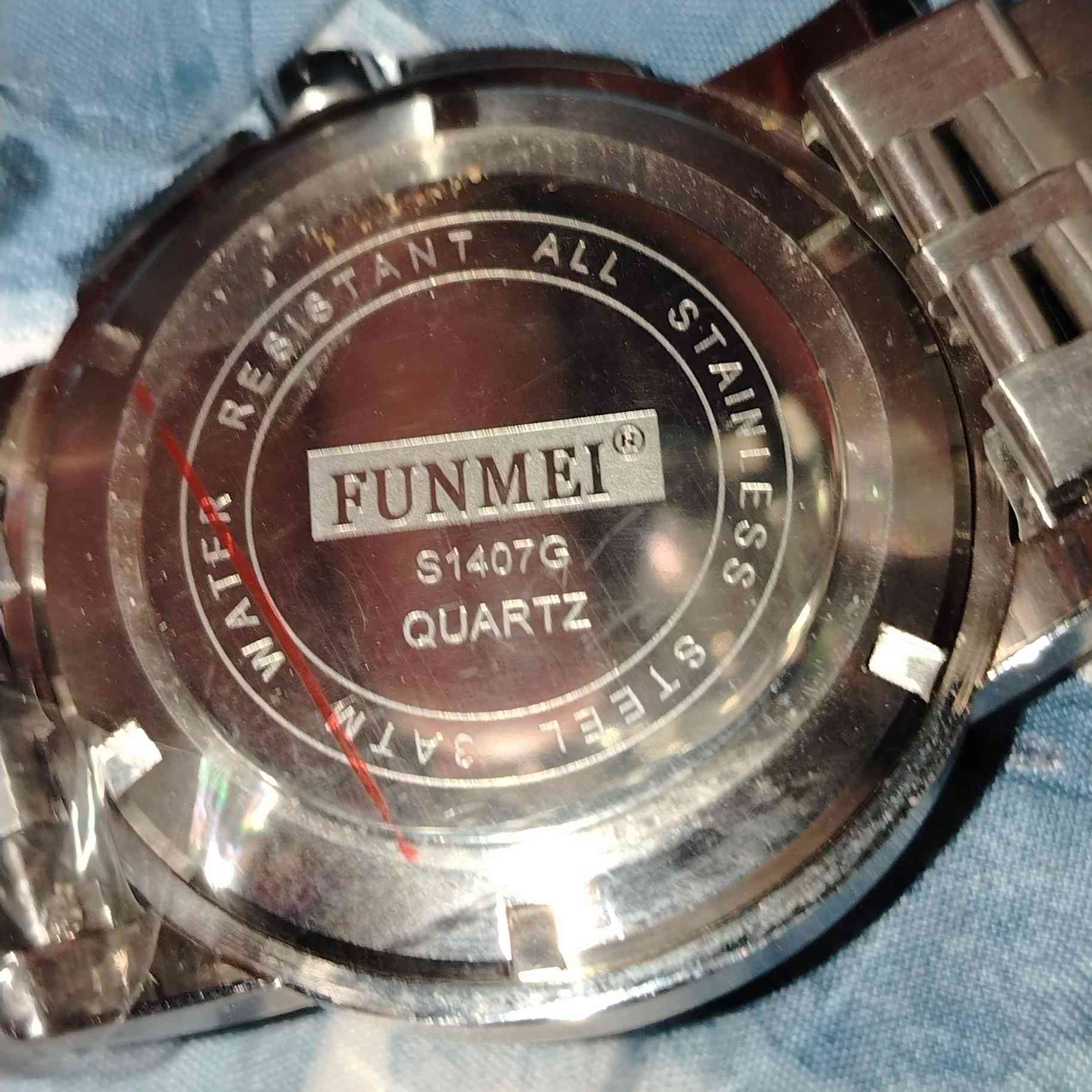 للبيع اعلى سعر بتغليقات وانة ادخلك خاص
الماركة: FUNMEI (أو FLINMEI).الميناء: لون أزرق "Sunray" مع ثلاثة عقارب فرعية ونافذة للتاريخ .الهيكل والسوار: مصنوعان من الفولاذ المقاوم للصدأ (Stainless Steel) بلون فضي.المحرك: حركة كوارتز (يابانية من نوع Miyota).مقاومة الماء: عادة ما تكون مقاومة للرذاذ والماء حتى (30 متراً) الحالة جديدة غير مستعملة.


**إذا كنت صاحب هذا الإعلان وتريد حذفه لأي سبب، رجاءا أرسل رسالة إلى الدعم الفني**