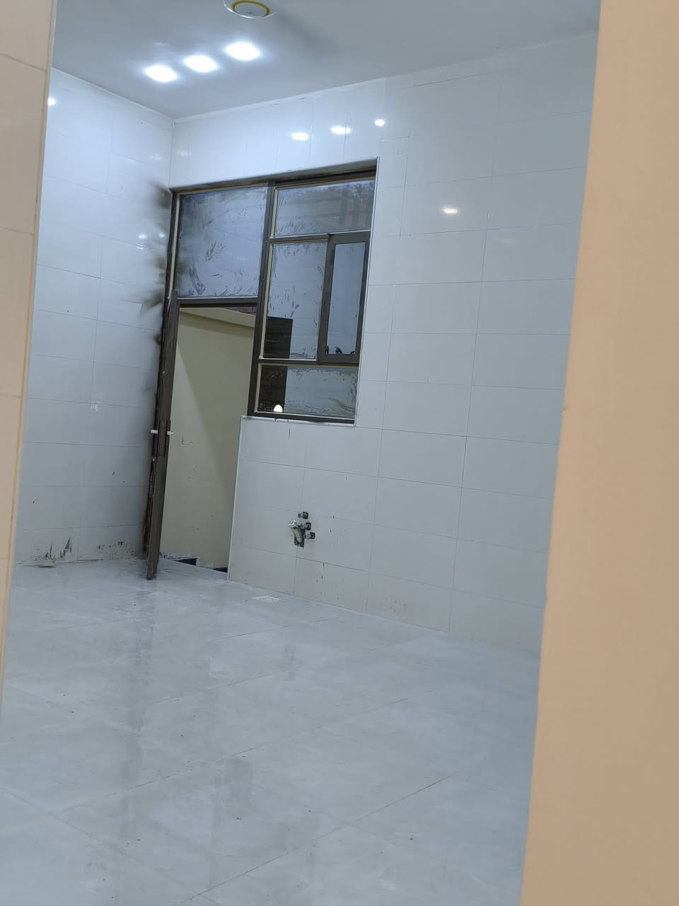 سلام عليكم دار سكن للبيع طابو زراعي بسم عراقي بصره ابو خصيب قرب محكمة حي العسكري
مساحت الدار 170يتكون البيت من غرفتين نوم وصاله ومطبخ وحمام وديوان وكراج بيت بناء جديد ومرتب استفسار ***********
