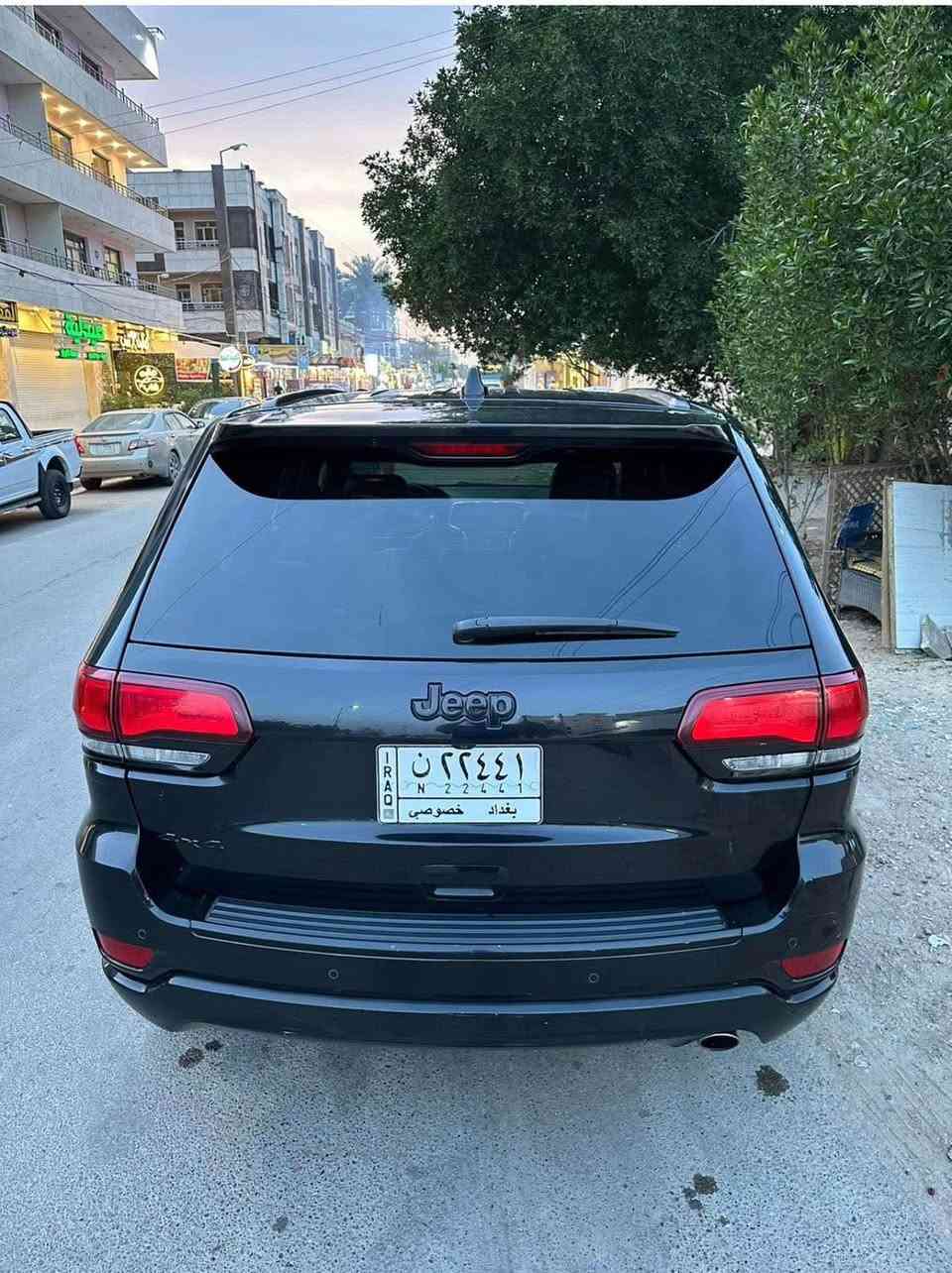 السلام عليكم 
جيب كراند شيروكي مديل 2017 فول بلاك توب
محرك3600/V6 سلندر
ماشية 185km وليس mi
شاشة دشبول كبيره
مقعد السايق كهربائي 
كشنات جلد بلادي
تبريد قطعتين
فور ويل 4*4
تدفئة تبريد كشنات امامية
تدفئة ستيرن
بصمة تشغيل وابواب
صندوق كهربائي 
شفتات بالستيرن
حساسات خلفية 
رادارات امامية خلفية
تشغيل عن بعد
فتحة سقف
وبعد بيها مواصفات هواي
صور الحادث والسونار مرفقة بالمنشور 
السعر 183$ مكان السيارة بغداد الشعب
رقم الهاتف*********** بغداد, العراق
