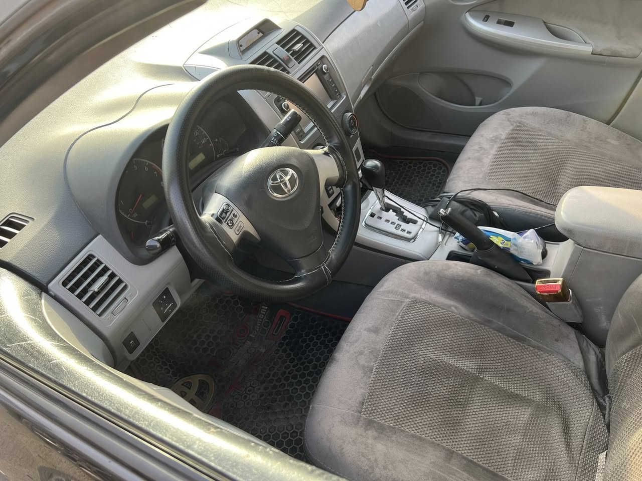 إسلام عليكم 
كورلا للبيع الموديل 2012 
وارد أمريكي ألون فيلي 
حادثها جاملغ وبنيد
بنيد نفس ألون مبدل وجاملغ مصلح نفسه 
السياره بيها مقدمه الشاصي تصليح فقط 
السياره بيها ونه بلكير وما مااثر ع السياره صار 5 سنوات عندي 
غير الذكرته مابيها شي 
السعر 105 وبيها مجال للشراي
للاستفسار اكثر الاتصال 
***********
