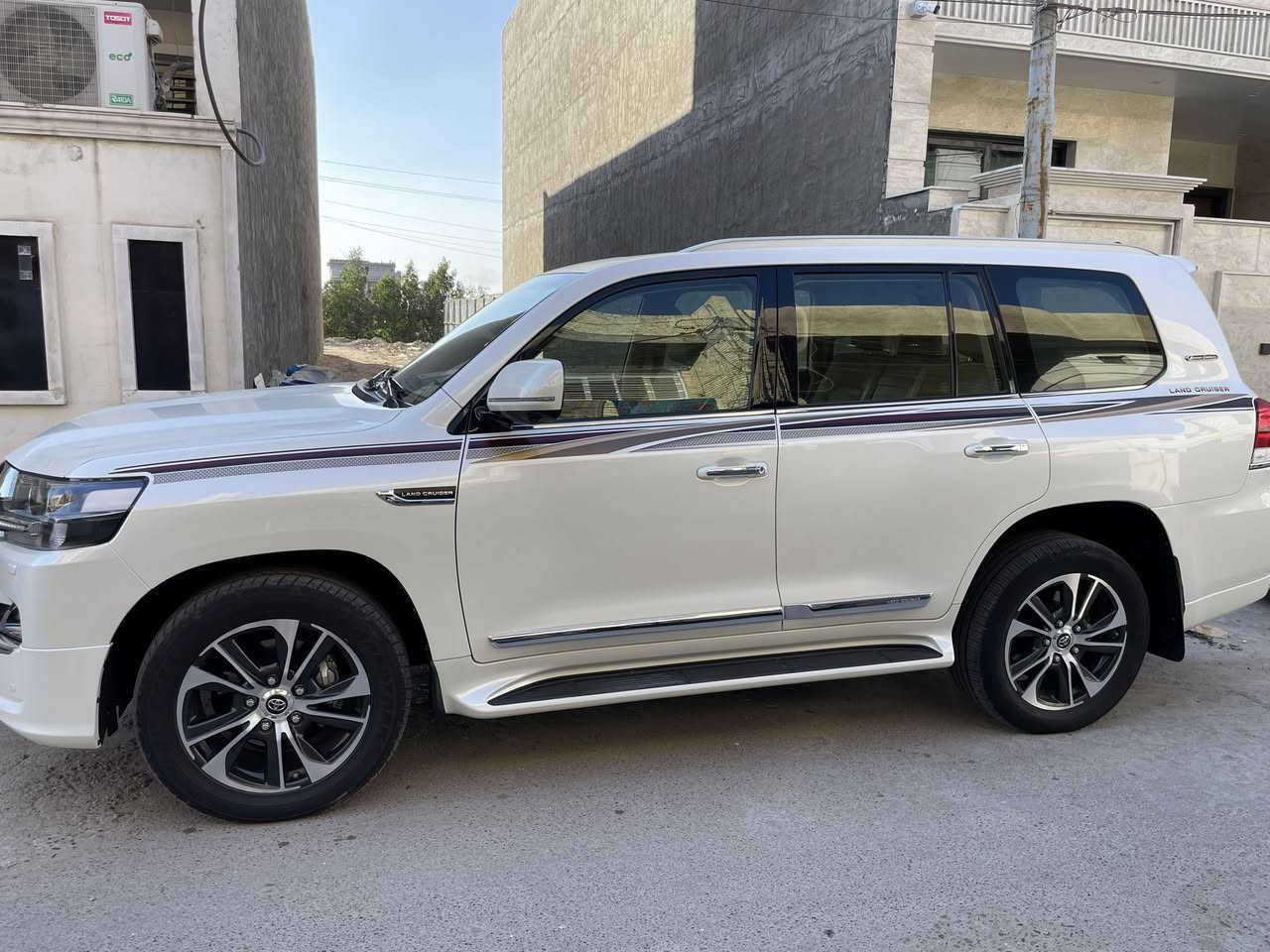 السلام عليكم
لاندكروز  2020 بريم اصلي رقم بغداد الجديد مكفولة من كلشي فقط شخط في الباب الخلفي الايمن  مسحوب PDR ومكحل على كد اصبع والصورة بالمنشور  السيارة فول مواصفات وجديدة ومعروفة مواصفات البريم ماشية 72  حقيقي  السعر 55$ وبيها مجال بسيط مكاني بغداد الدورة 
***********
***********
