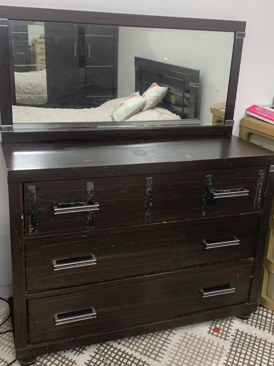 غرفة نوم للبيع السعر 250 وبي مجال
***********
