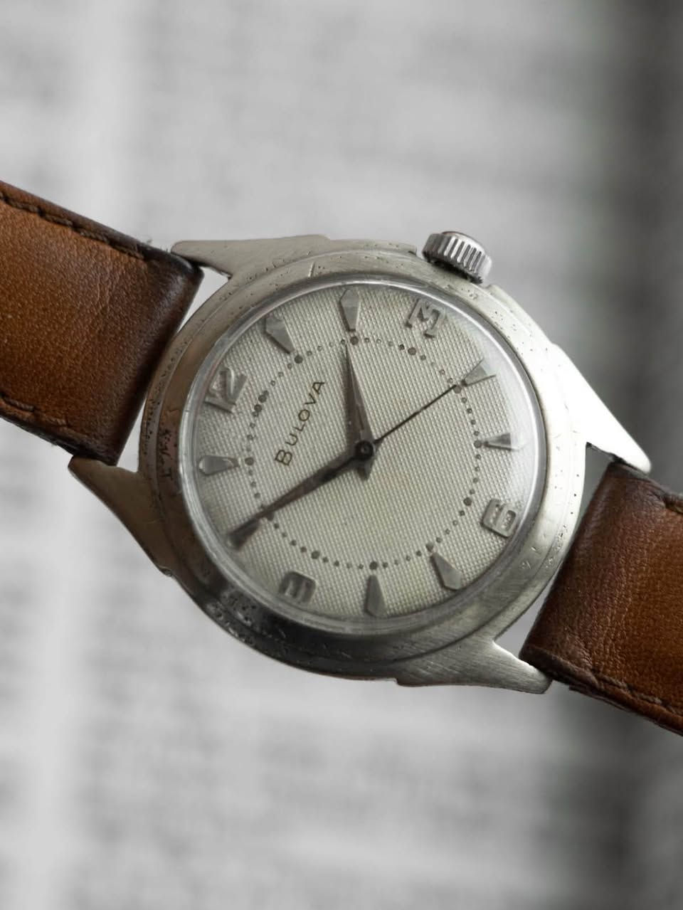 ڤـيــنتــج | Vintage
✅الشركة:Bulova

✅المحرك: Manual Wind (نصب تكويك) 17 Jewels

✅منشأ المحرك: swiss made🇨🇭

✅قياس المينا: 33mm📏

✅الخصائص:

* أرقام عربيه

* العقارب او الاميال بتصميم (Dauphine) عقارب السيف

*  المينا تتميز بتصميم Waffle مع لون فضي

* فترة خزن 48 ساعة

* أنتاج الساعة 1957 الساعه ڤنتج بنظافه عاليه

✅الحالة: نظيفة جداً✨

✅المرفقات: علبة حافظة📦

✅السير : أصلي ومستبدل


**إذا كنت صاحب هذا الإعلان وتريد حذفه لأي سبب، رجاءا أرسل رسالة إلى الدعم الفني**