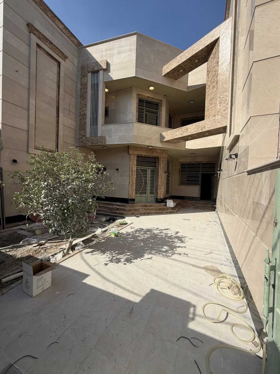 بيت 135م للبيع في منطقة حي البنوك / مقابل شارع الفتلاوي محلة 319 شارع عريض 15م

واجهة  8/20م  نزال 30م (سند مستقل)

سنة البناء 2018 محدث 2026

يحتوي على كراج + حديقه

الطابق الارضي: مدخلين للبيت ( مدخل استقبال منفصل ) + مطبخ حار بارد + جلسة + حمام كبير + غرفه نوم

الطابق الاول: 3 غرف نوم  سويت كبيره + خدمات

الطابق الثاني: بيتونه كبيره تنفع مخزن + سطحين امامي وخلفي كبيرين

لمزيد من الاستفسارات الاتصال على الرقم 
او مراجعه مكتب السالم للعقار  الكائن في 
حي البنوك شارع الكنيسه 

📞***********
