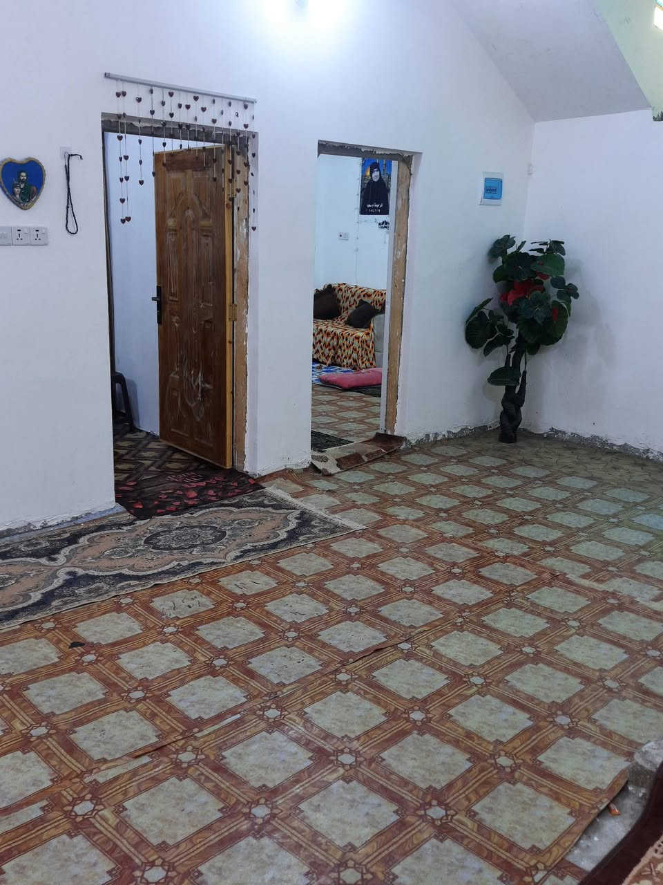 السلام عليكم بيت مع مشتمل زراعي بحي الكوفه مساحه الكليه  280 المشتمل 90 متر والبيت 190 بناء حديث قريب ع شارع تحسين كافه الخدمات موجوده ماء كهرباء كيبل ضوئي 
البيت 
غرفتين 4x4 
صاله 4x8
المطبخ 5×5
الستقبال4x9
الطارمه جبيره
ترك ع طول البيت
صحيات حديثه
المشتمل
غرفه 3 ونص× 7
الصاله 4×4
المطبخ 2 ونصx 2 ونص
صحيات حديثه 
طارمه 2 ونص  السعر خاص رقمي *********** بي واتساب

