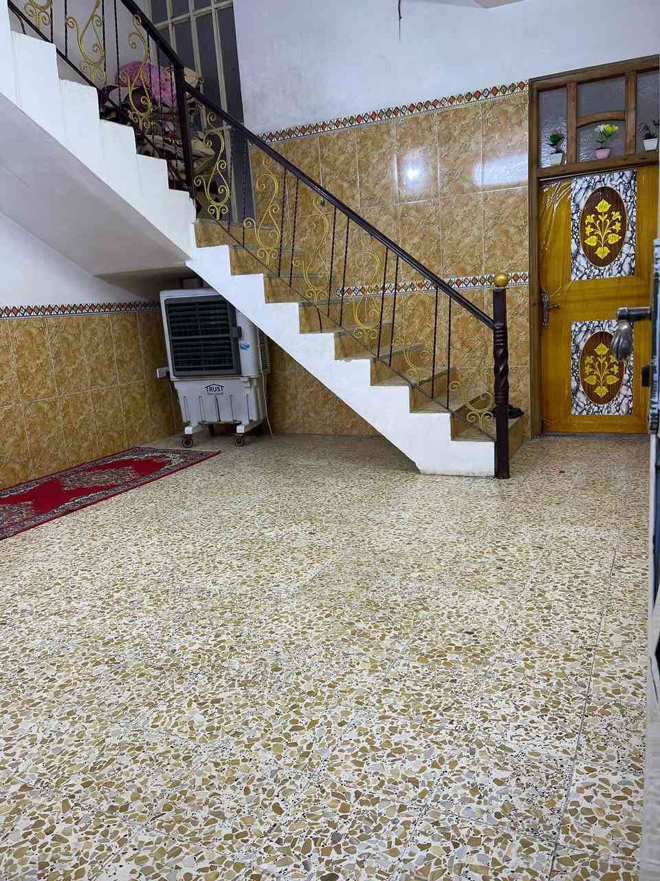 الدار للبيع
المساحة 100 متر 
الواجهة 5 النزال 20 
🟢 الطابق الاول استقبال + صالة + مطبخ وحمام وتواليت 
🟢 الطابق الثاني يحتوي على غرفتين  غرفة نوم وبلكونة + غرفة نوم سويت 
🟢 الطابق الثالث يحتوي على بيتونة وسطحين 
🟢 السعر /320 مليون
العنوان / البلديات مضمار العابد قرب شارع الحشد 
رقم الهاتف / ‭***********
