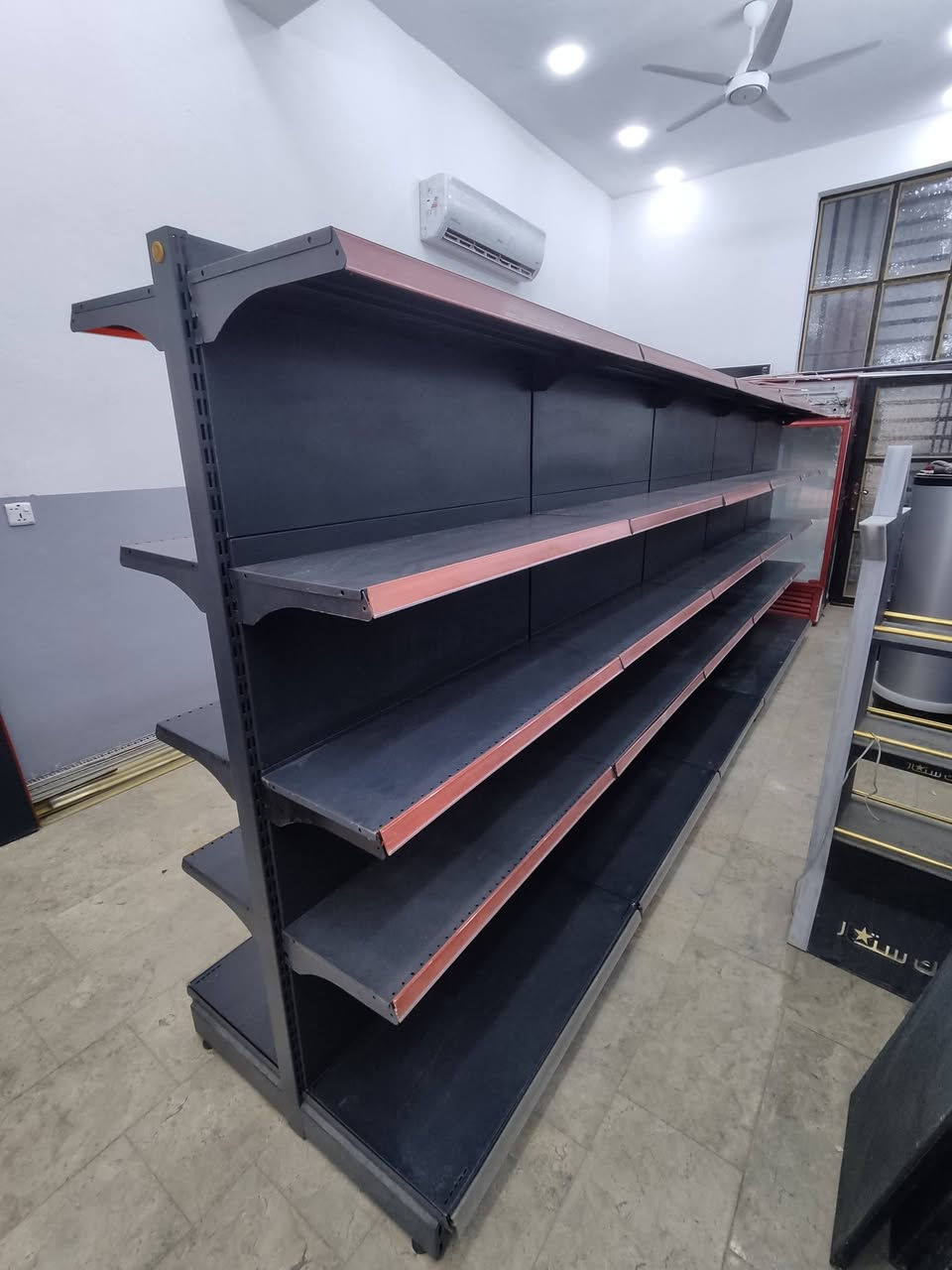 سلام عليكم ارفوف وسطي لون فيلي الارتفاع متر ٨٠ تركي اصلي ابو جسرين ثقيل نظافه فول استعمال قليل جدا+رفوف جداري 7مترات الشراي يتصال ***********
